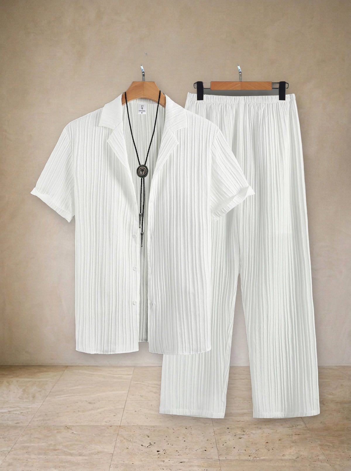Branco | Conjunto camisa gola cubana e calça texturizada Amorgos branco – foto original do fornecedor