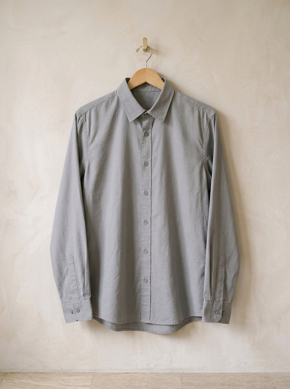 Cinza | Camisa slim Annecy cinza – peça sozinha, no cabide de madeira