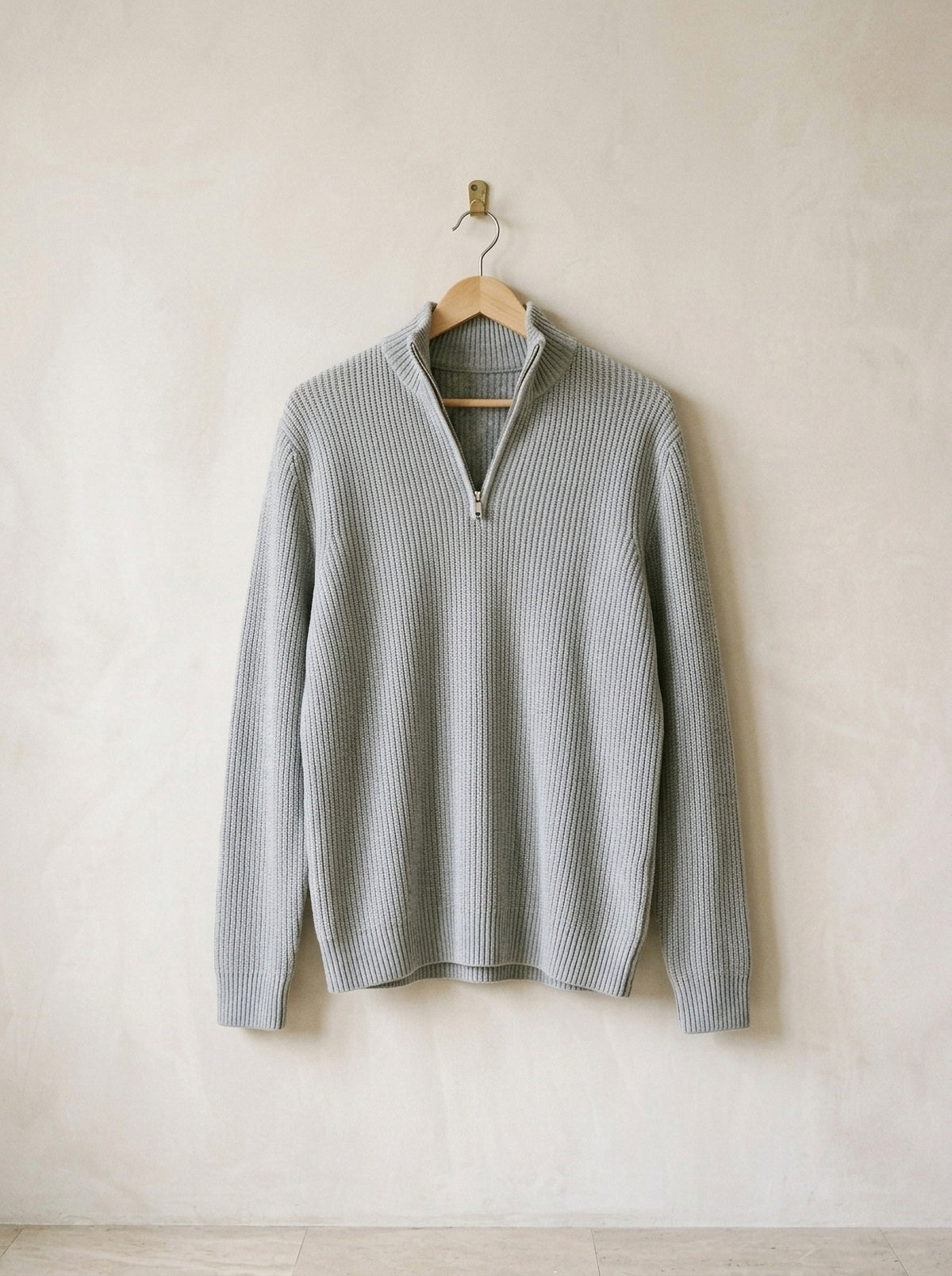 Cinza | Suéter de tricot Argentière cinza – peça sozinha, no cabide de madeira