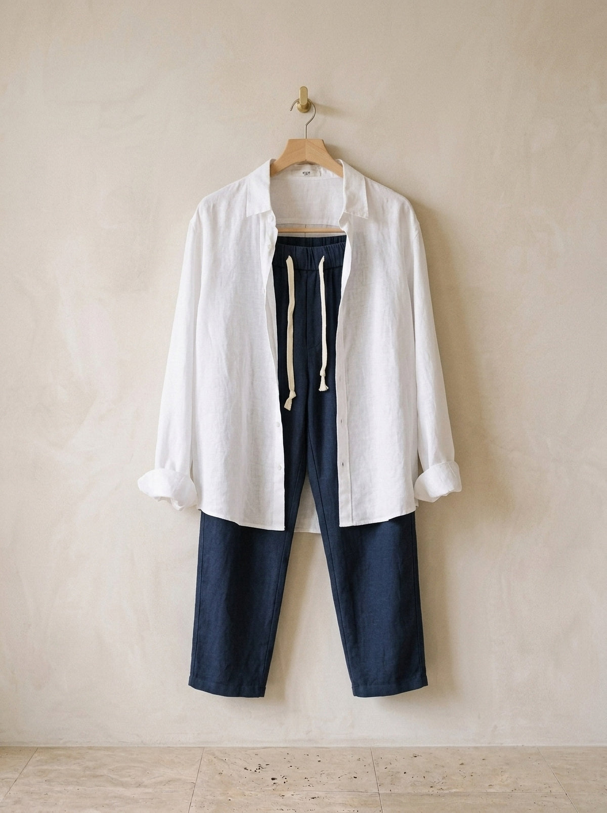 Camisa branca, calça marinho | Conjunto camisa e calça de linho Balchik – peças sozinhas, no cabide de madeira