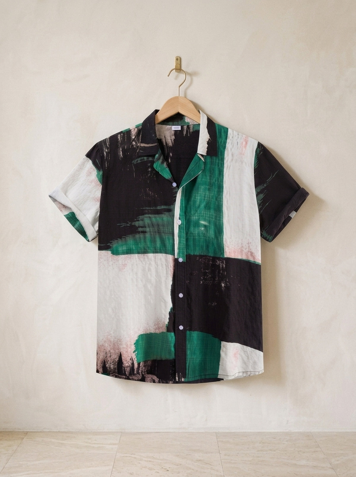 Verde | Camisa de algodão leve Bonnieux verde – peça sozinha, no cabide de madeira