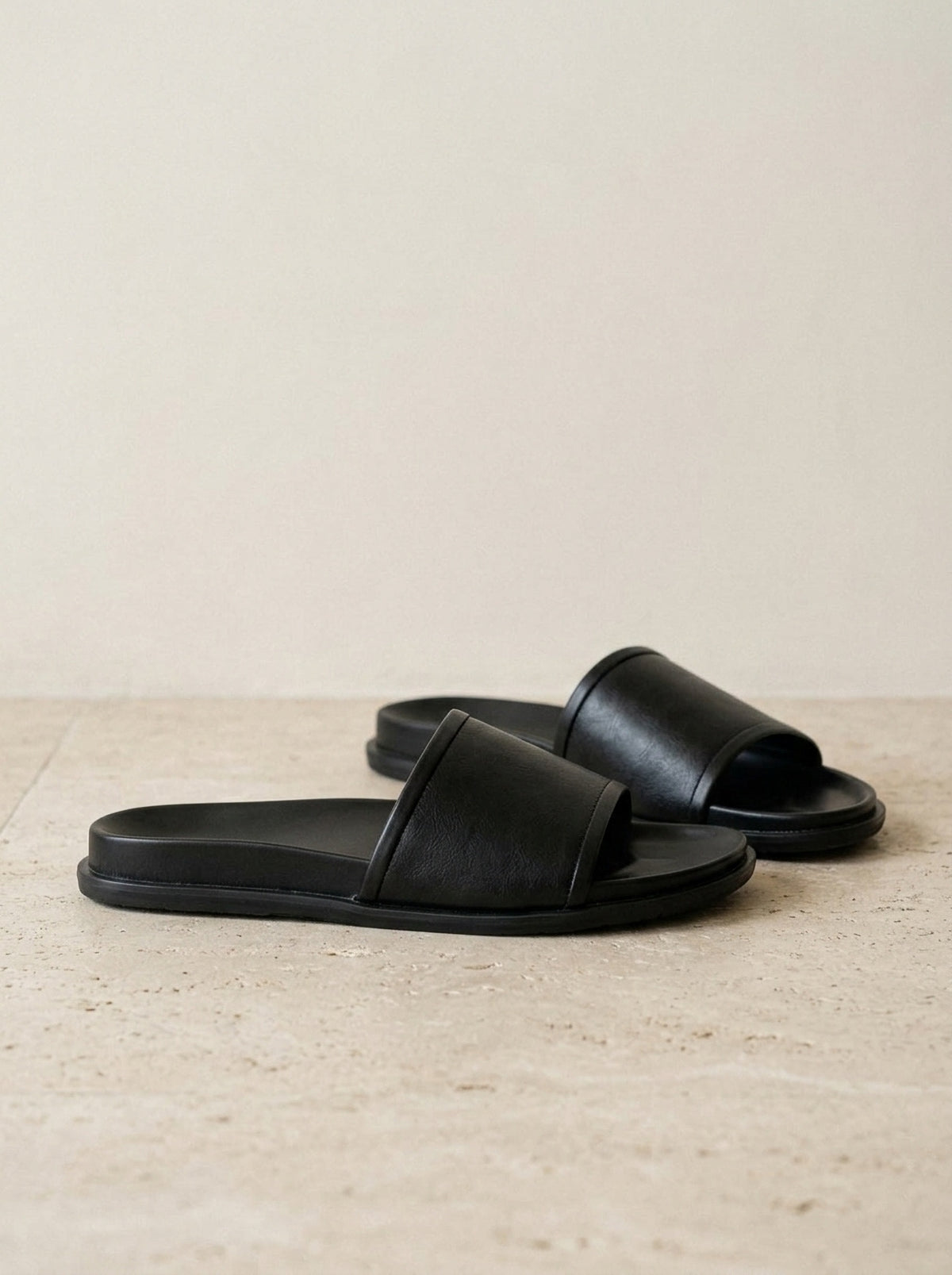 Preto | Slide de couro Comacchio preto – par de lado, foto de produto
