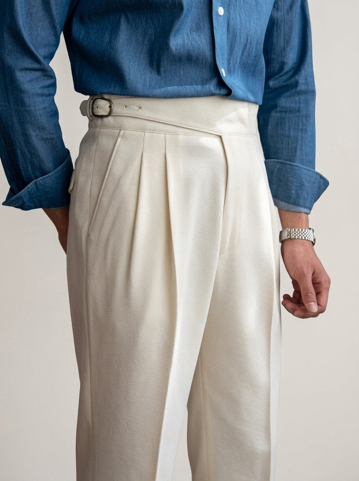 Bege | Calça cós alto com pregas e fivela Gaeta bege – foto de produto