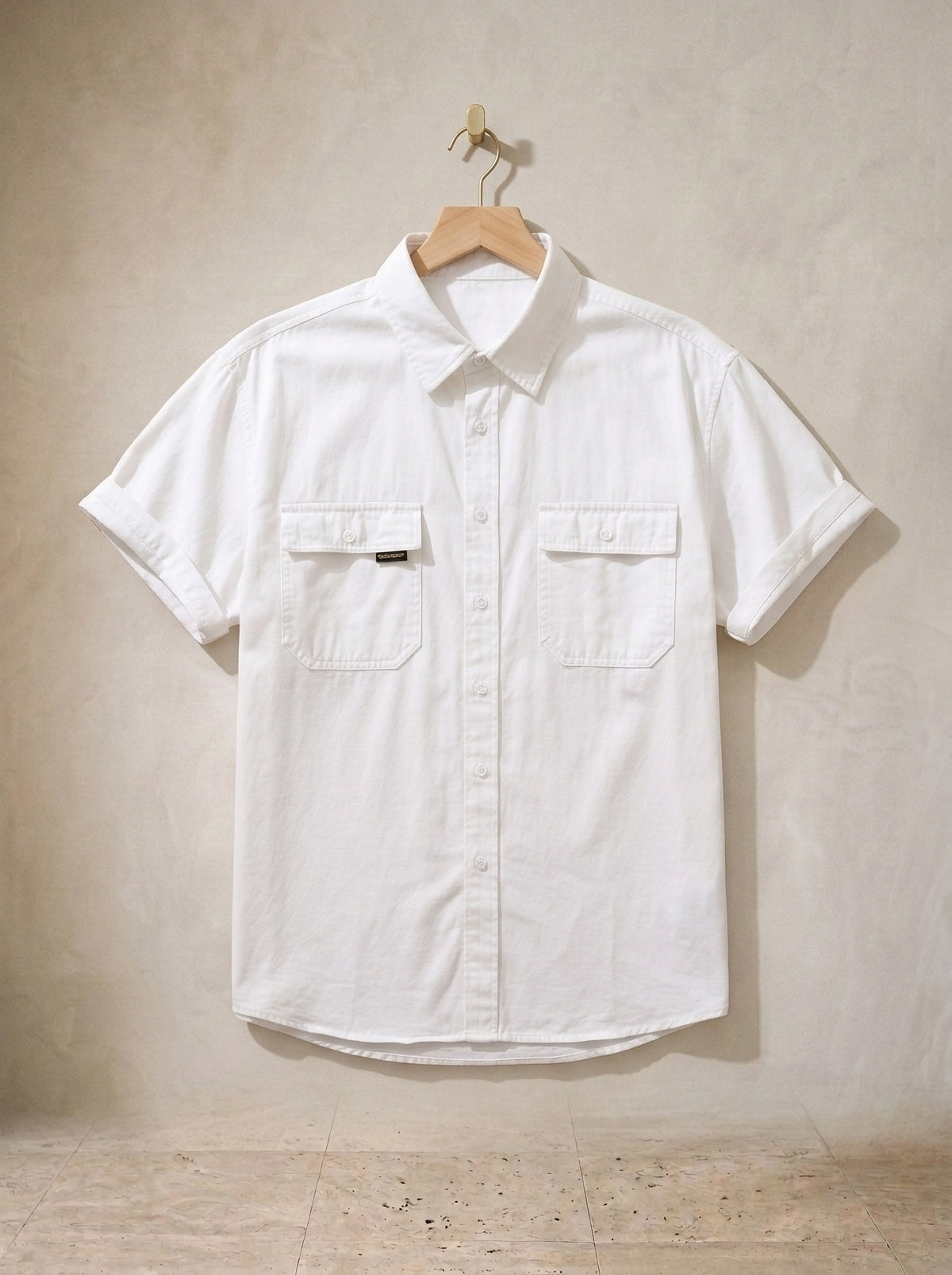 Branco | Camisa social de algodão Galway branco – peça sozinha, no cabide de madeira