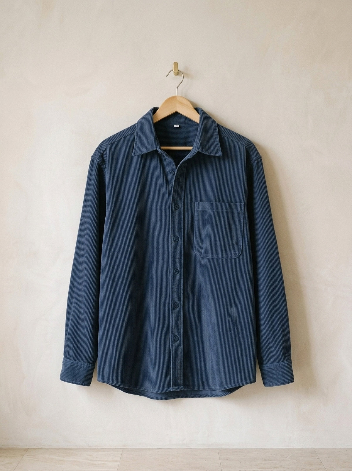Azul-marinho | Camisa de veludo manga longa Graz azul-marinho – peça sozinha, no cabide de madeira