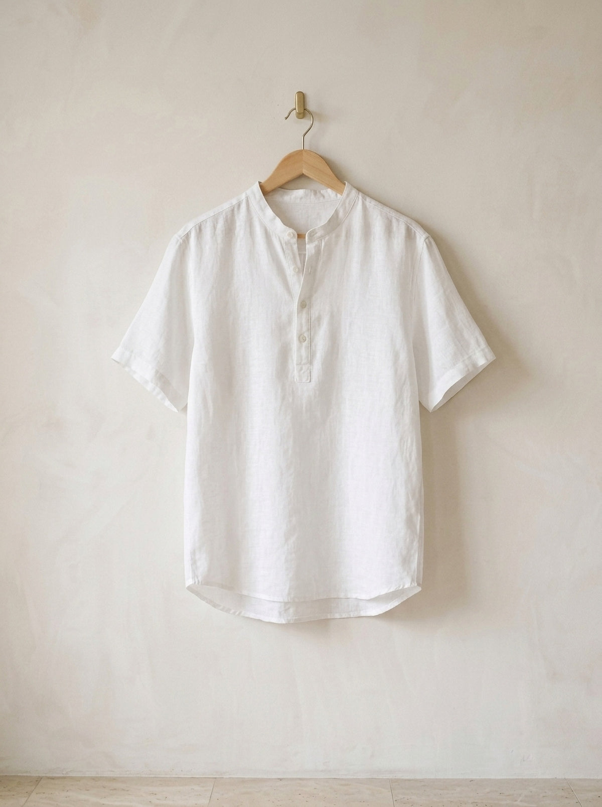 Branco | Camisa de linho manga curta Interlaken branco – peça sozinha, no cabide de madeira