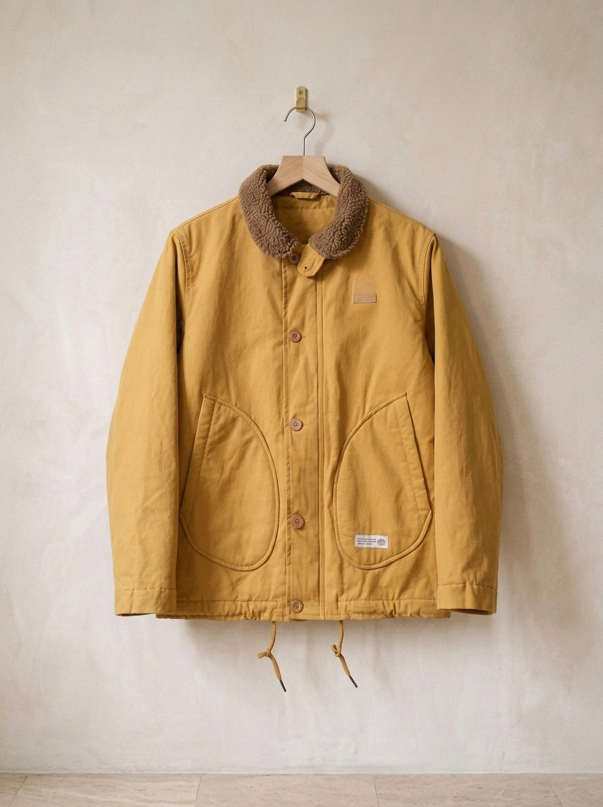 Amarelo | Jaqueta de algodão e lã Kalmar amarelo – peça sozinha, no cabide de madeira