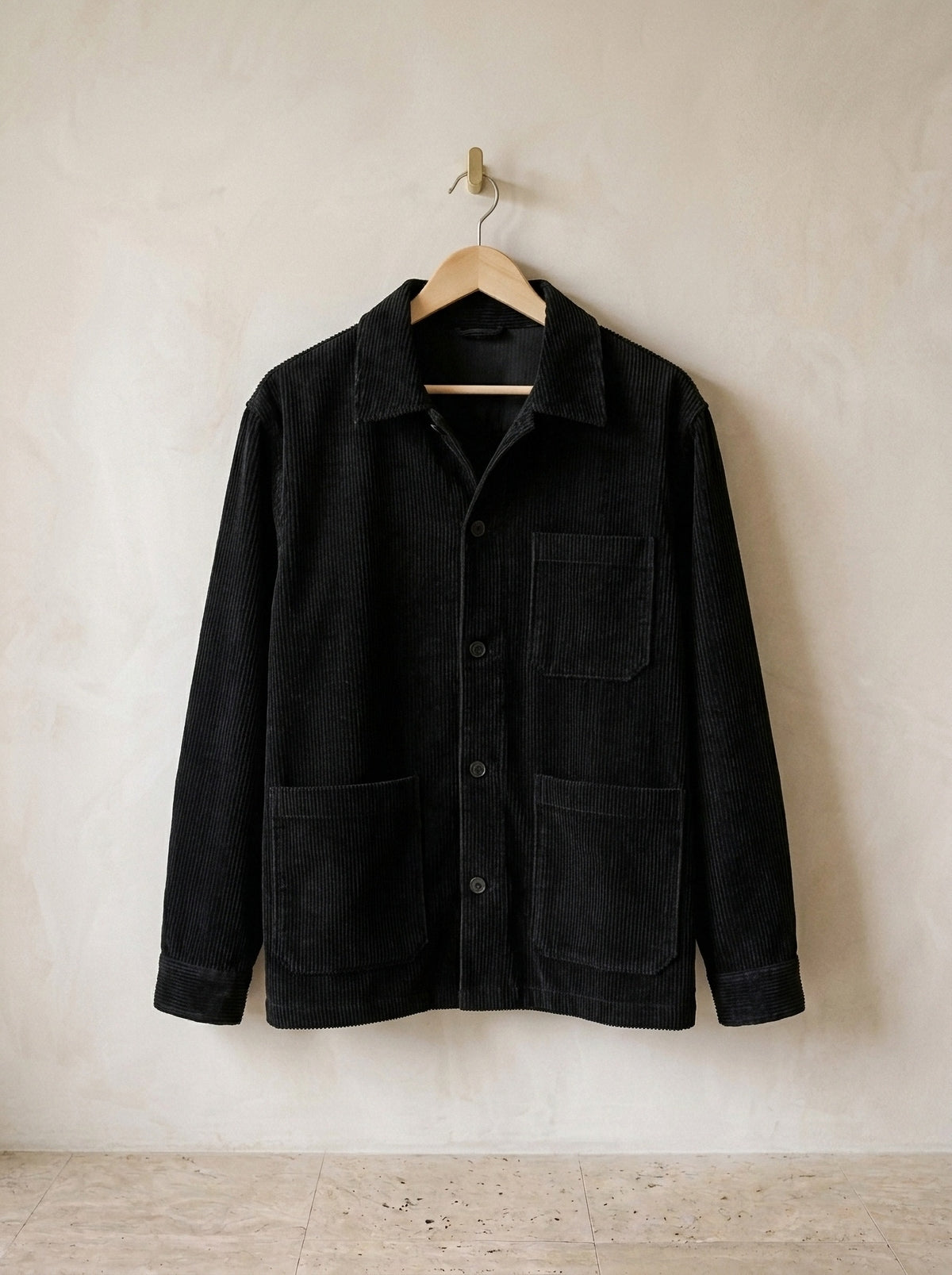 Preto | Camisa de veludo manga longa Labeaume preto – peça sozinha, no cabide de madeira