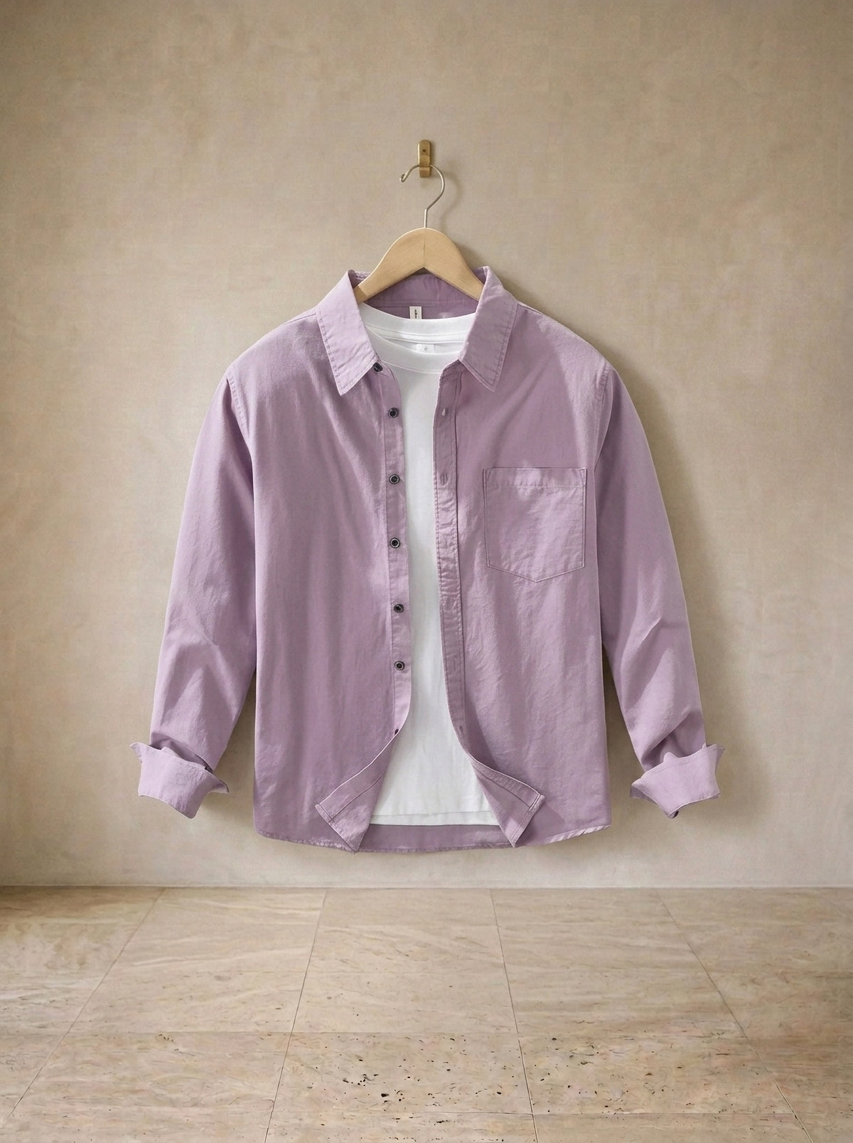 Roxo | Camisa de algodão Leiria roxo – peça sozinha, no cabide de madeira