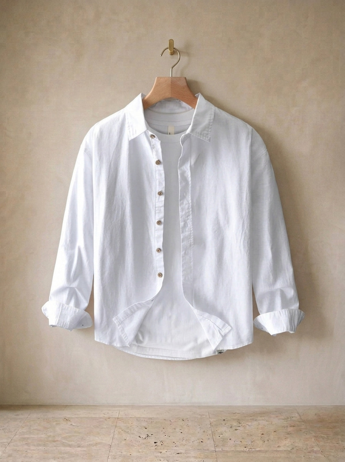 Branco | Camisa social Ménerbes branco – peça sozinha, no cabide de madeira