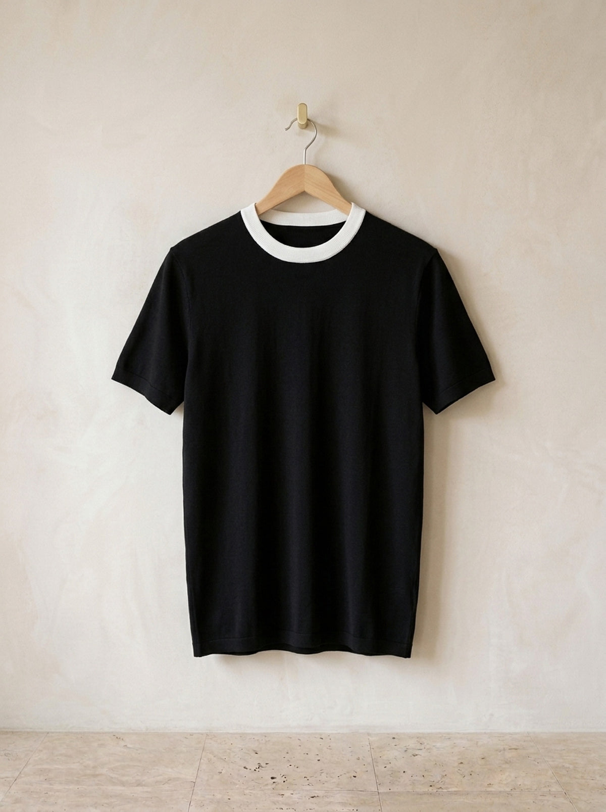Preto | Camiseta slim com gola contrastante Modena preto – peça sozinha, foto de produto