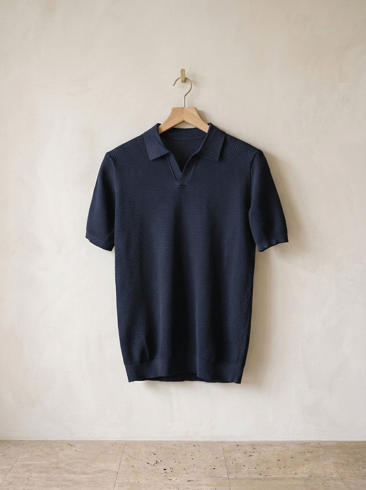 Azul-marinho | Camisa polo de tricot slim Mulhouse azul-marinho – peça sozinha, no cabide de madeira