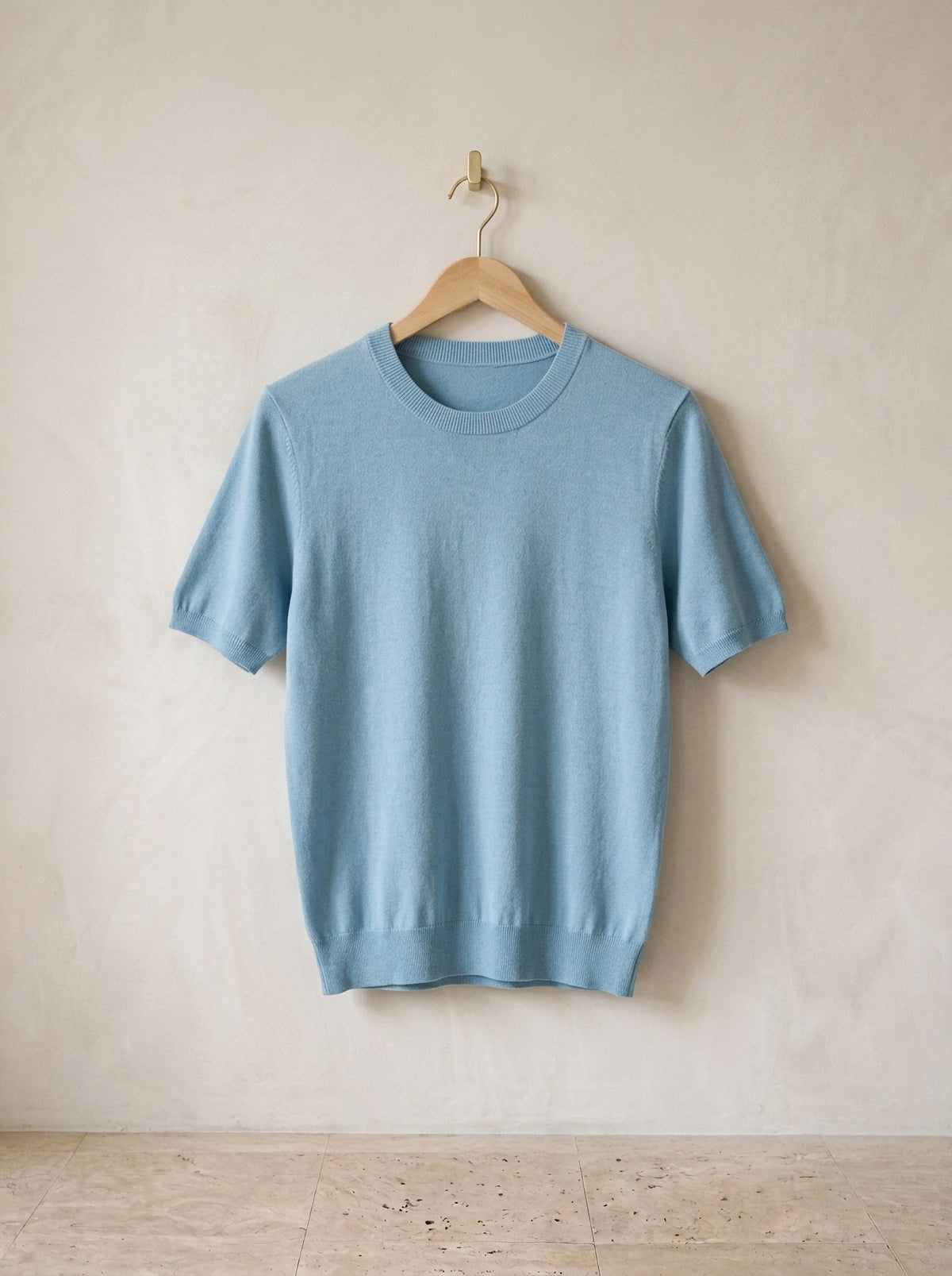 Azul | Camiseta de tricot Myrdal azul – peça sozinha, no cabide de madeira