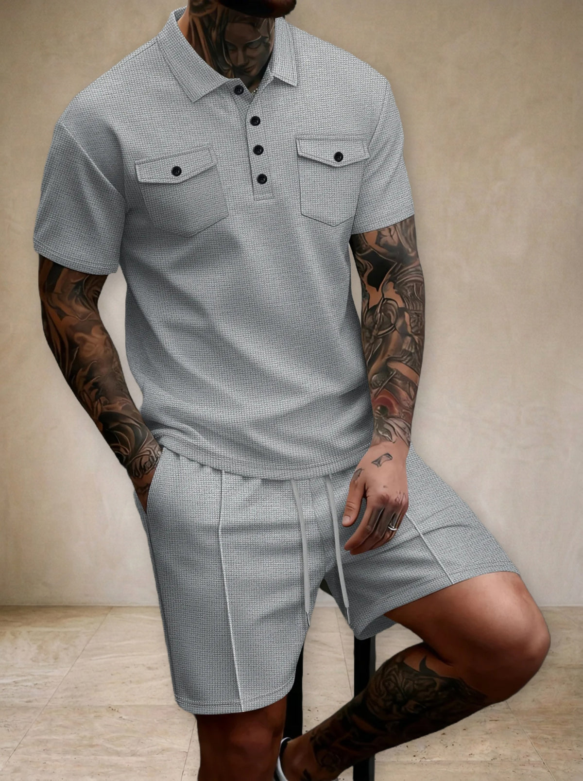 Cinza-claro | Conjunto polo waffle com bolsos e short Trogir cinza-claro – foto original do fornecedor
