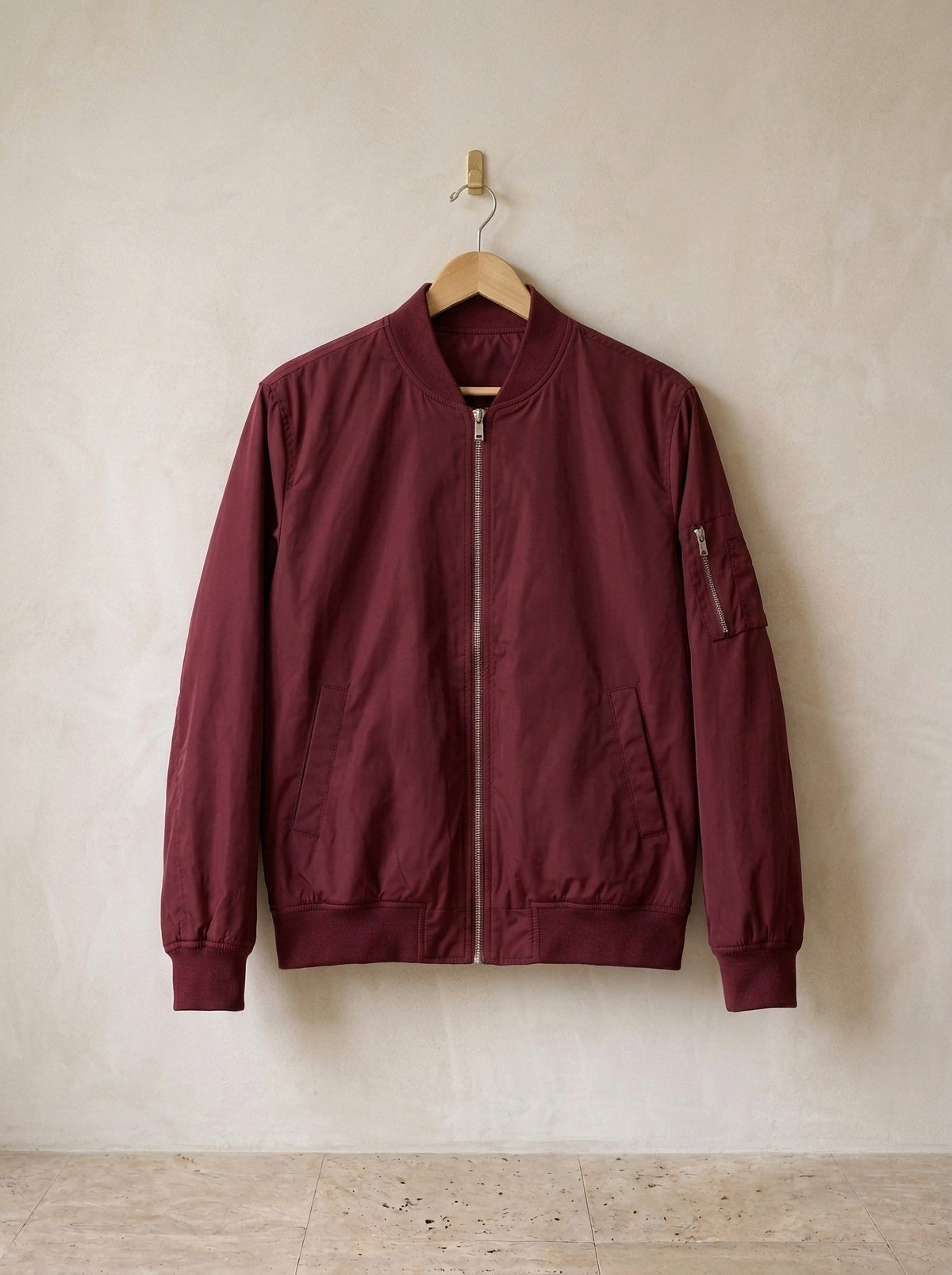 Vermelho | Jaqueta casual Tromsø vermelho – peça sozinha, no cabide de madeira