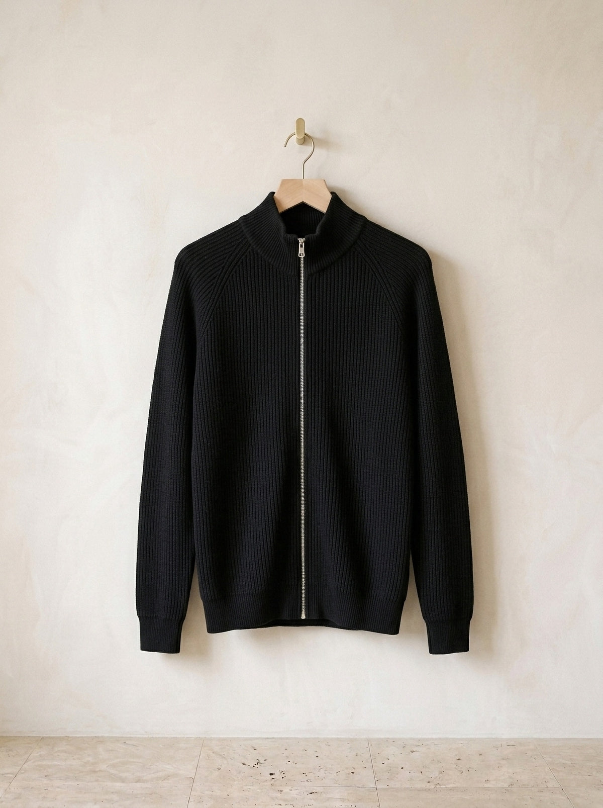 Preto | Cardigan de tricô Vík preto – peça sozinha, no cabide de madeira