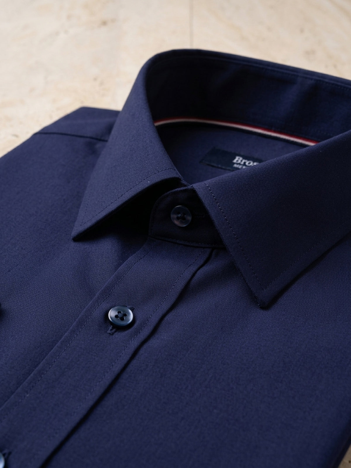 Azul-marinho | Camisa social impermeável Sartong 3x Shield azul-marinho – detalhe da gola e dos botões