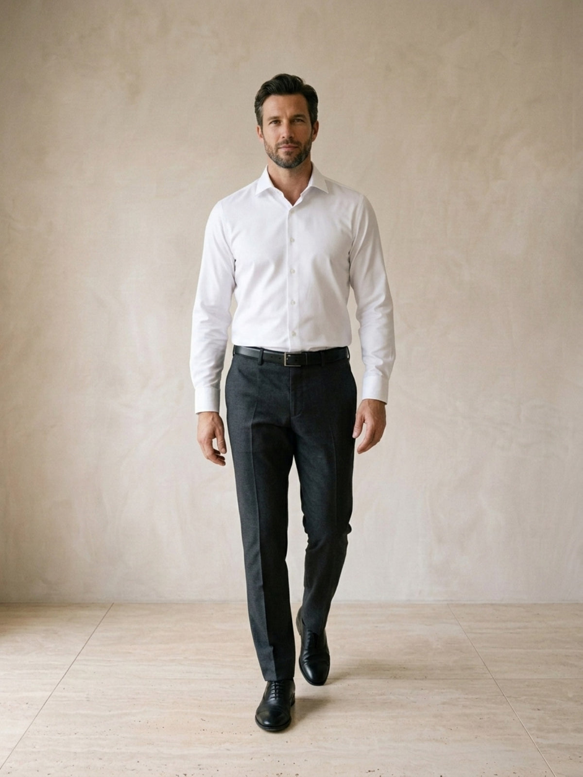 Branco | Camisa social impermeável Sartong 3x Shield branco – corpo inteiro, modelo caminhando