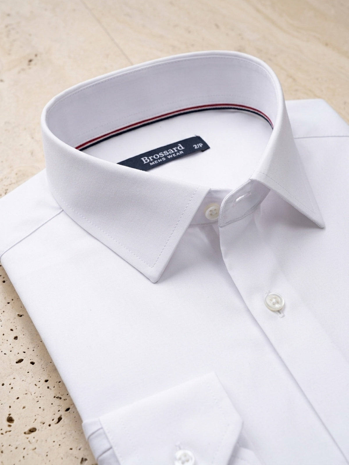 Branco | Camisa social impermeável Sartong 3x Shield branco – detalhe da gola e dos botões