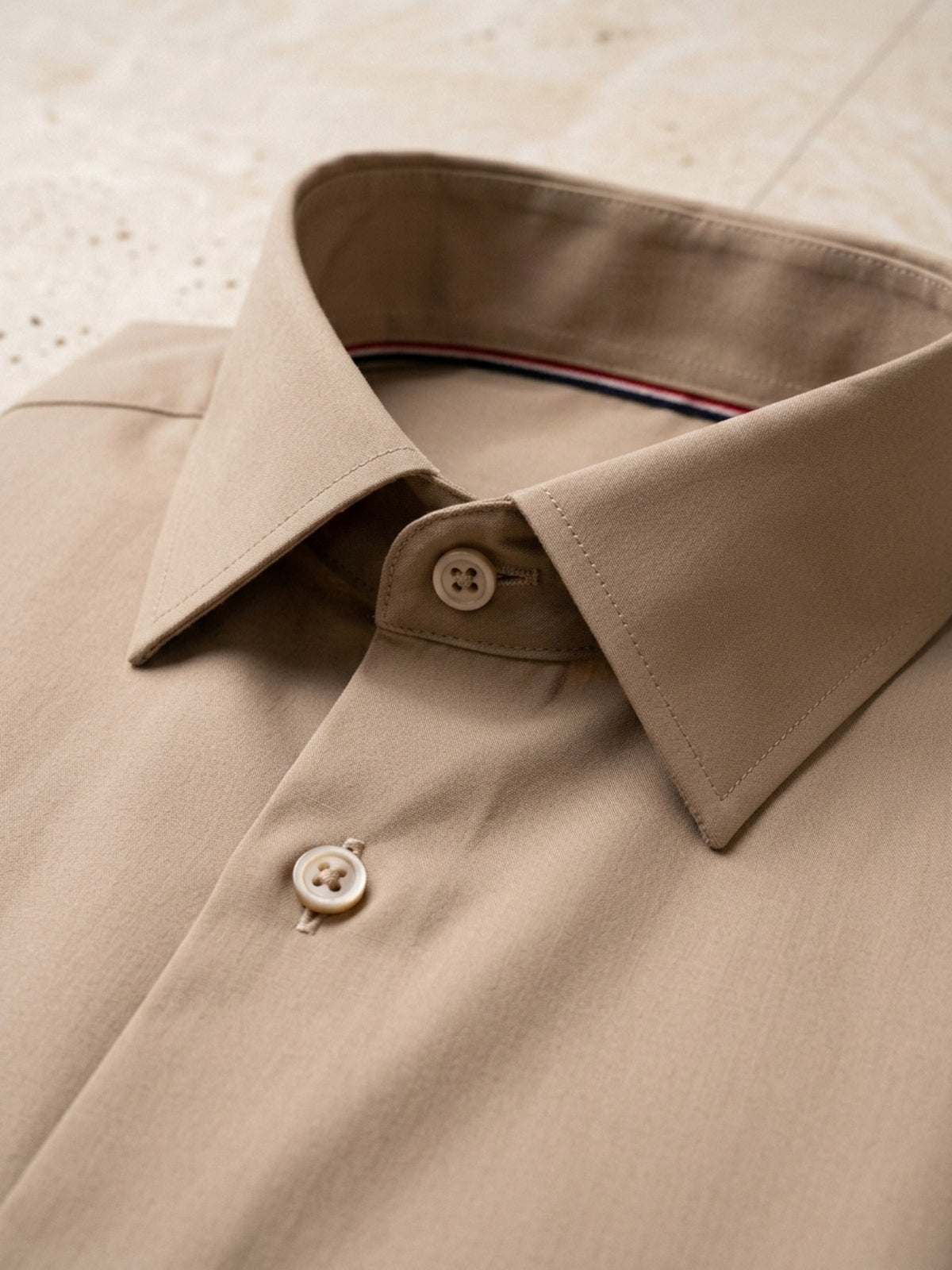 Caqui | Camisa social impermeável Sartong 3x Shield caqui – detalhe da gola e dos botões