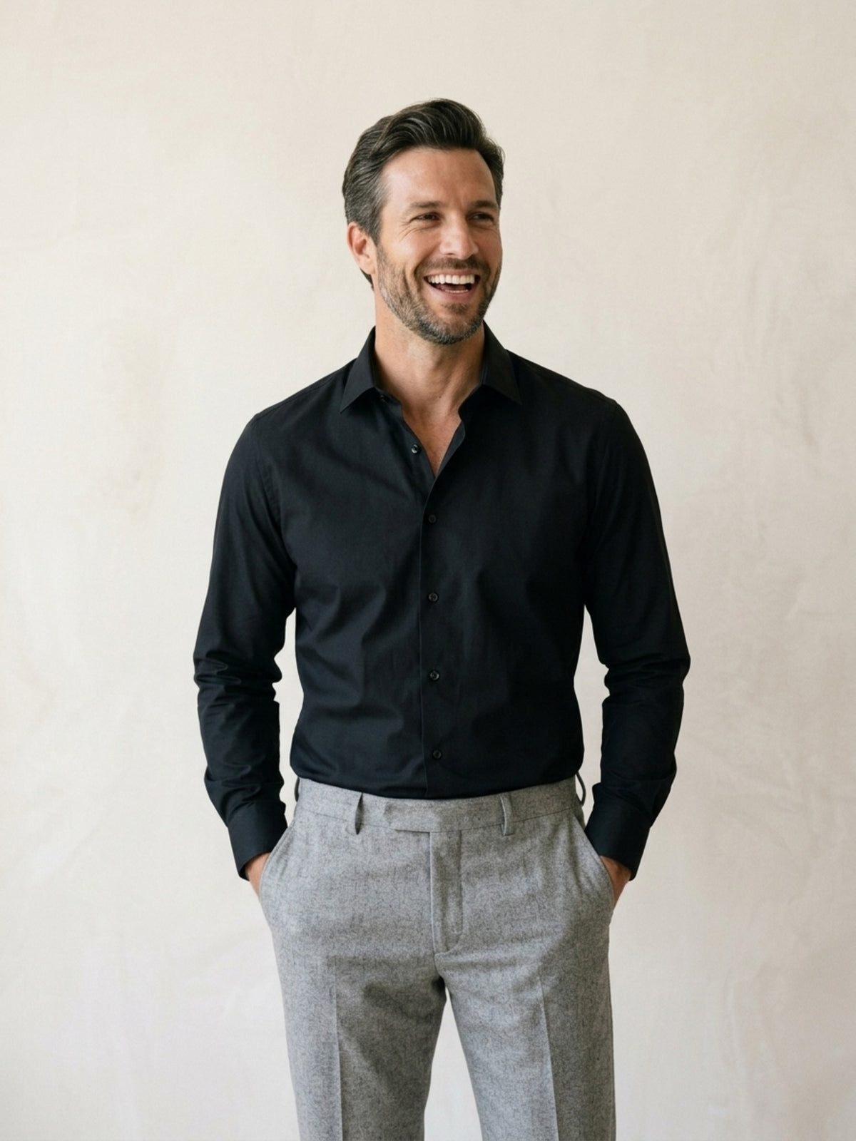 Preto | Camisa social impermeável Sartong 3x Shield preto – modelo sorrindo, recorte médio