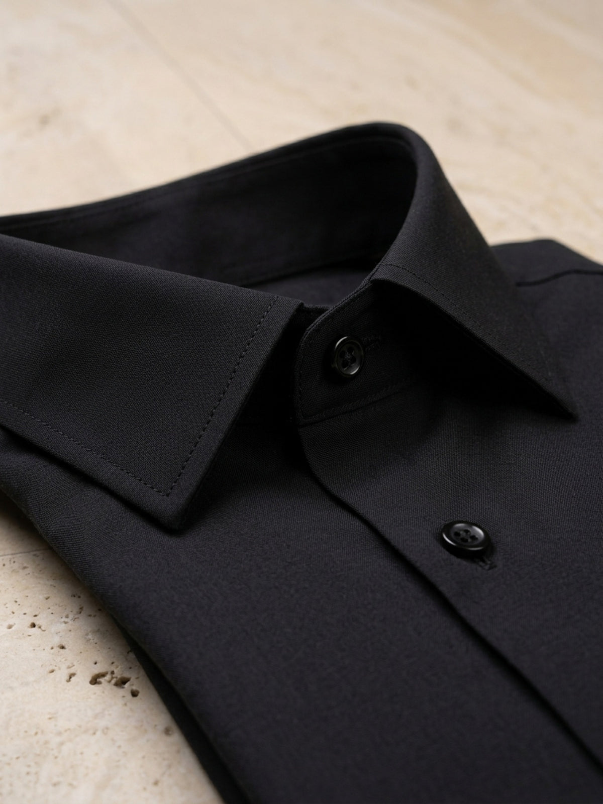 Preto | Camisa social impermeável Sartong 3x Shield preto – detalhe da gola e dos botões