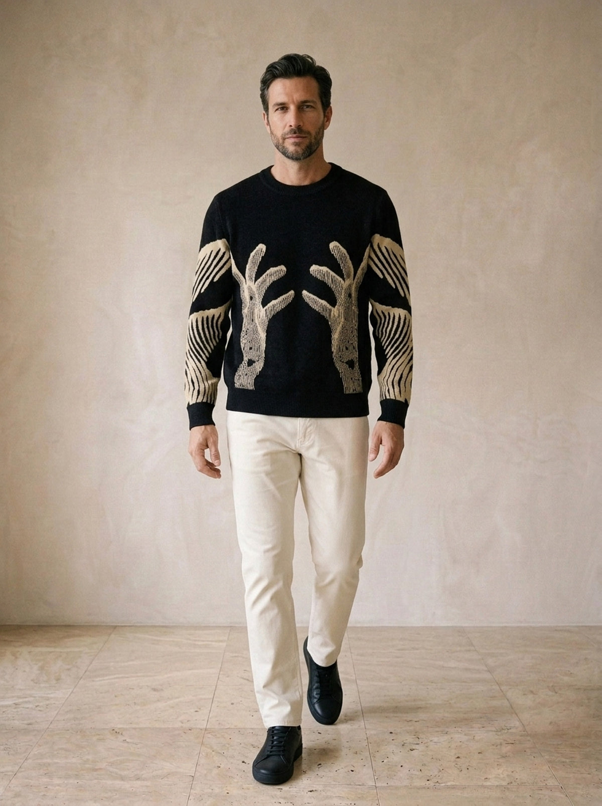 Suéter jacquard de mãos Adelboden – corpo inteiro, modelo caminhando