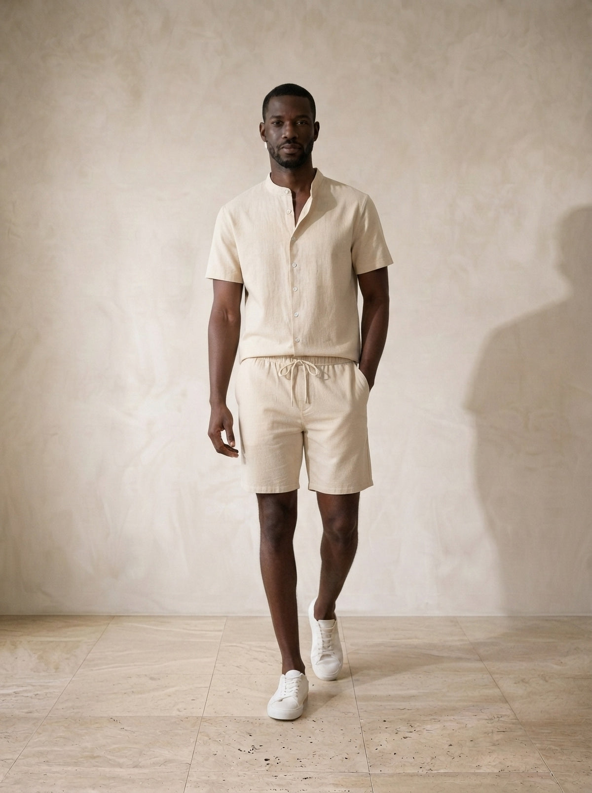 Caqui | Conjunto camisa e short Akureyri caqui – corpo inteiro, modelo caminhando