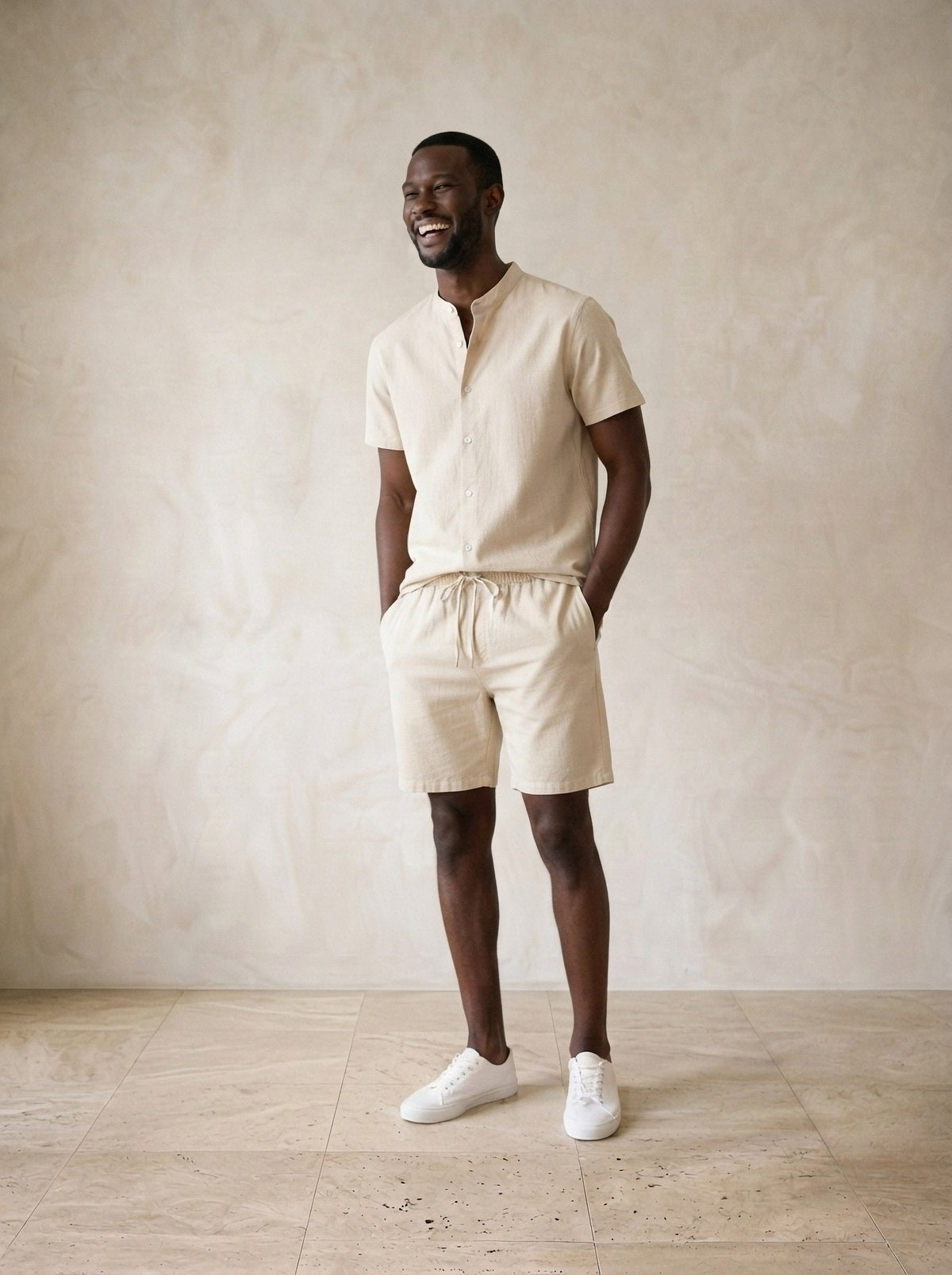 Caqui | Conjunto camisa e short Akureyri caqui – modelo sorrindo, recorte médio