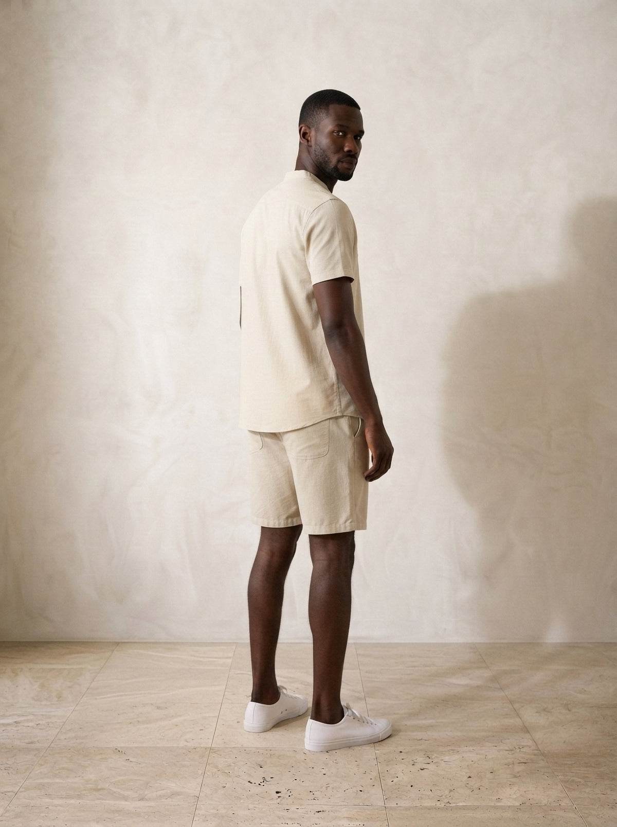 Caqui | Conjunto camisa e short Akureyri caqui – costas, olhando por cima do ombro