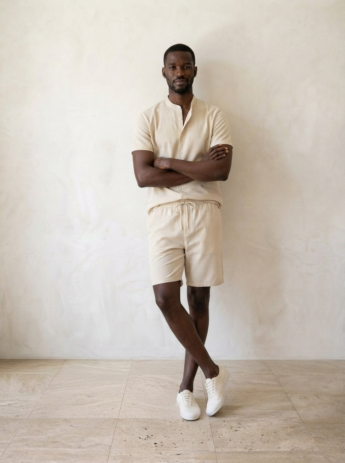 Caqui | Conjunto camisa e short Akureyri caqui – modelo encostado na parede