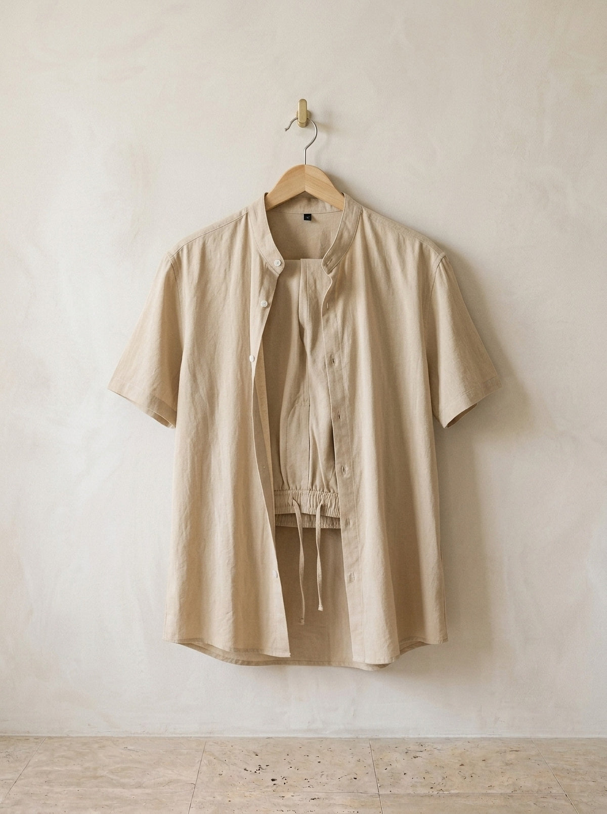 Caqui | Conjunto camisa e short Akureyri caqui – peças sozinhas, no cabide de madeira