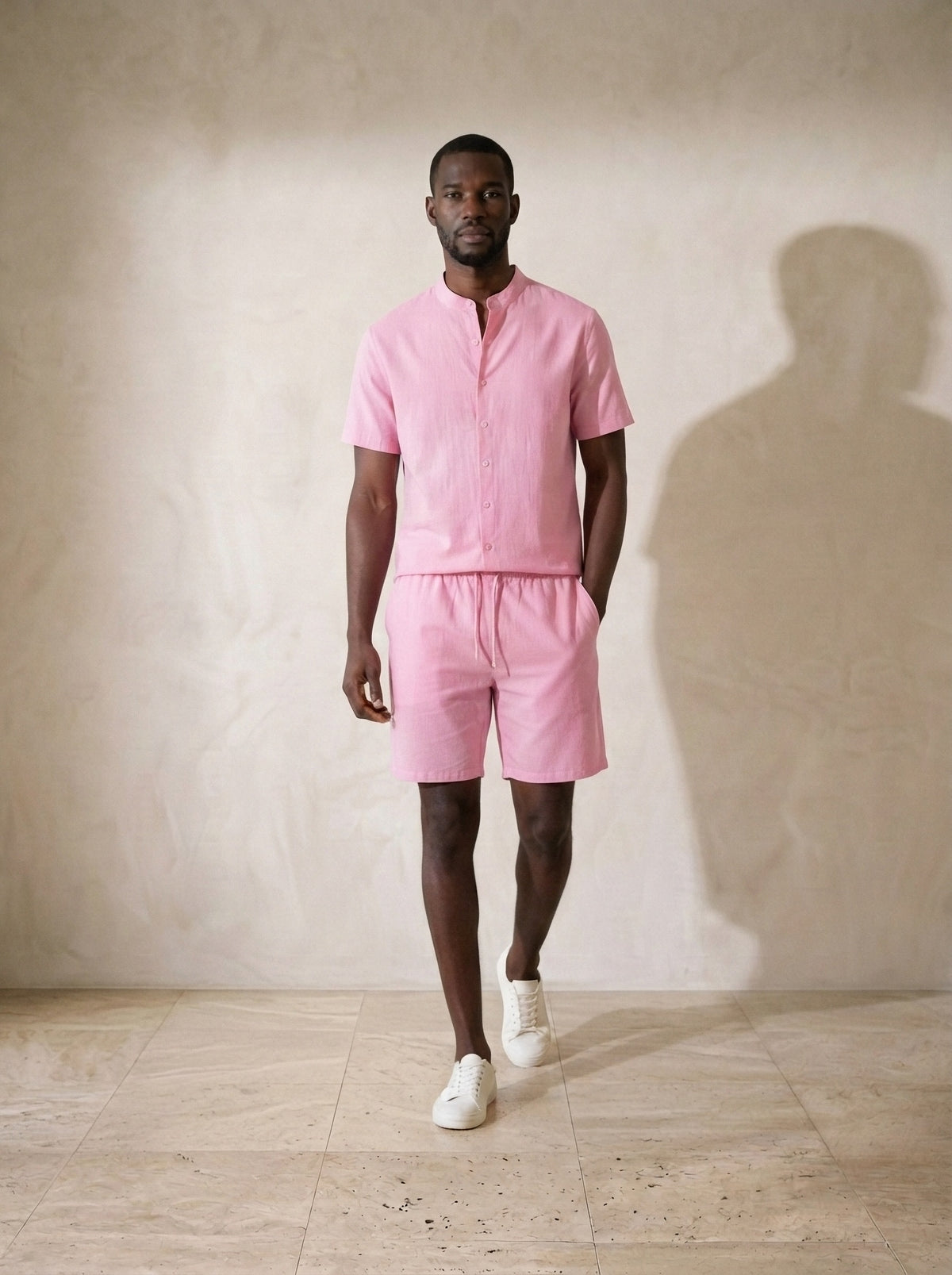Rosa | Conjunto camisa e short Akureyri rosa – corpo inteiro, modelo caminhando