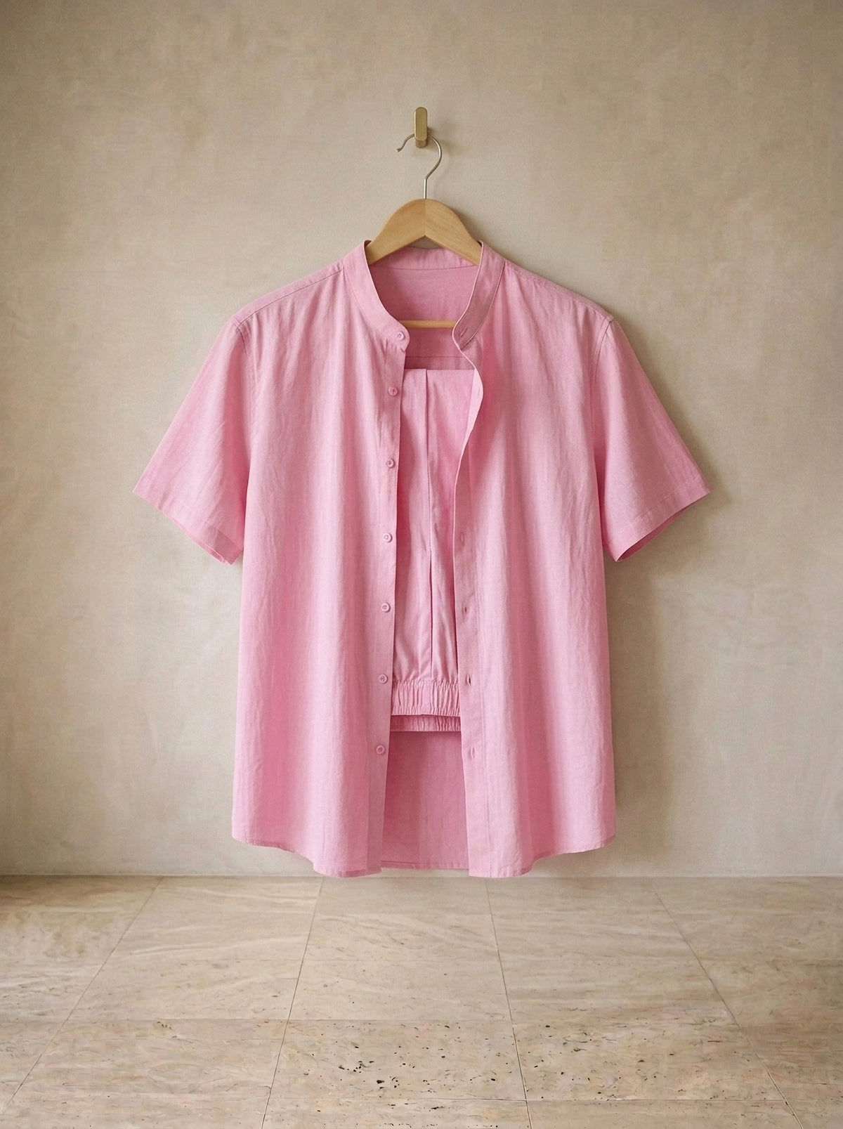 Rosa | Conjunto camisa e short Akureyri rosa – peças sozinhas, no cabide de madeira
