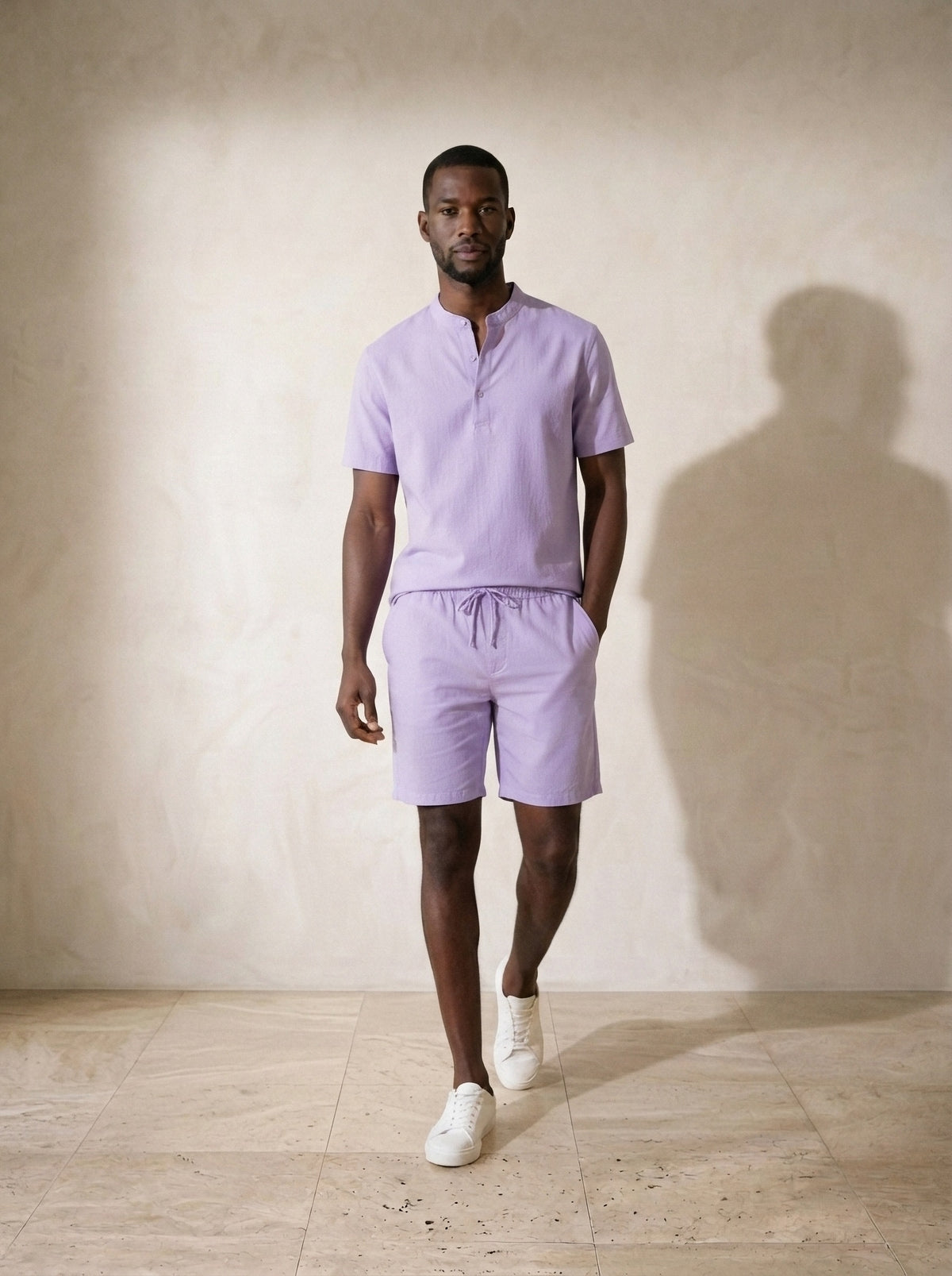 Roxo | Conjunto camisa e short Akureyri roxo – corpo inteiro, modelo caminhando