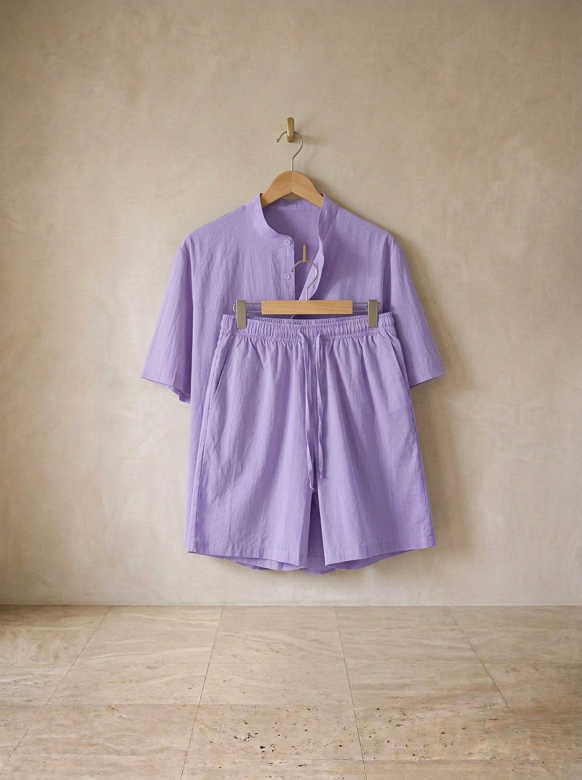 Roxo | Conjunto camisa e short Akureyri roxo – peças sozinhas, no cabide de madeira
