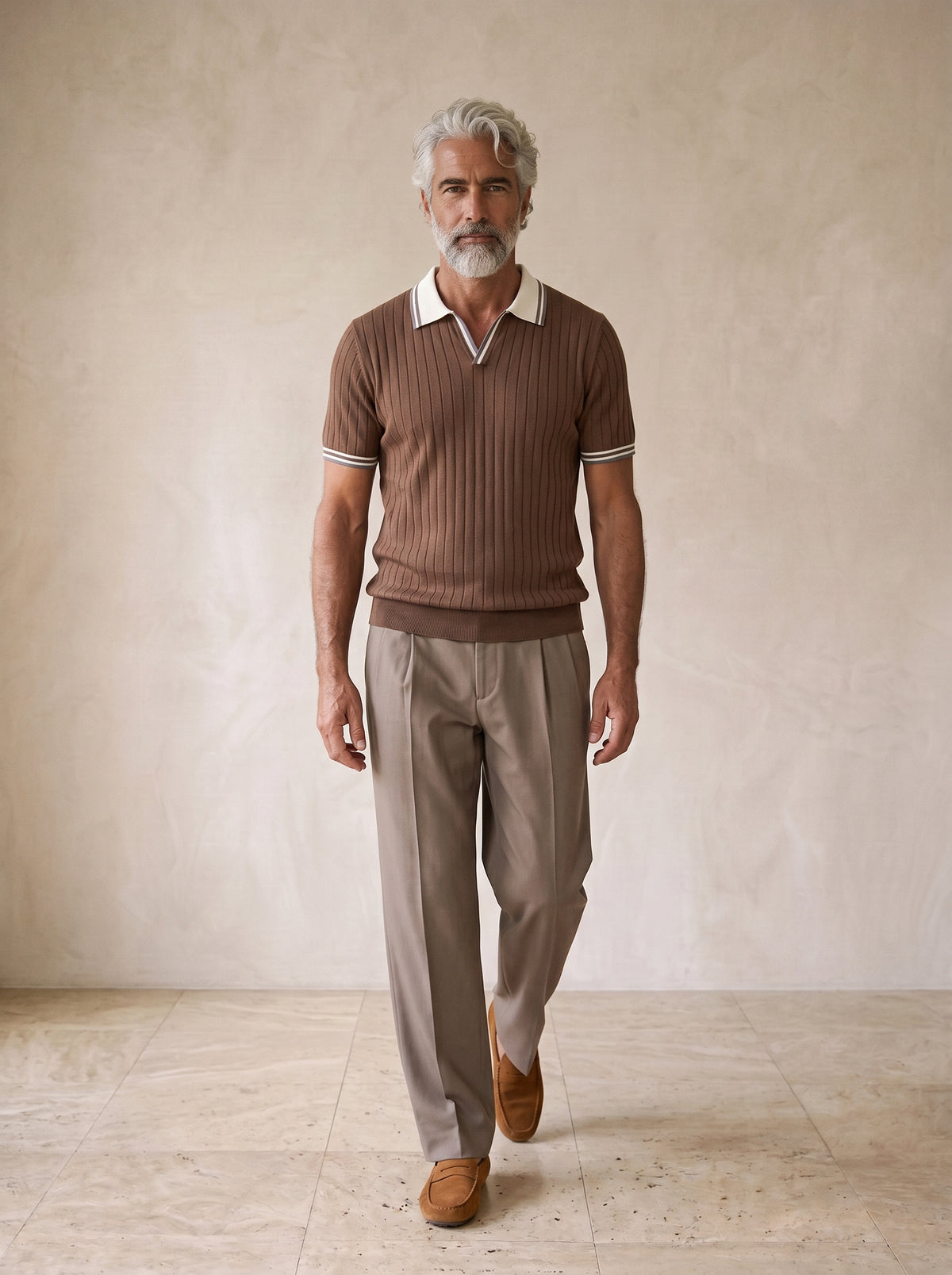Café | Camisa polo canelada com debrum Alassio café – corpo inteiro, modelo caminhando