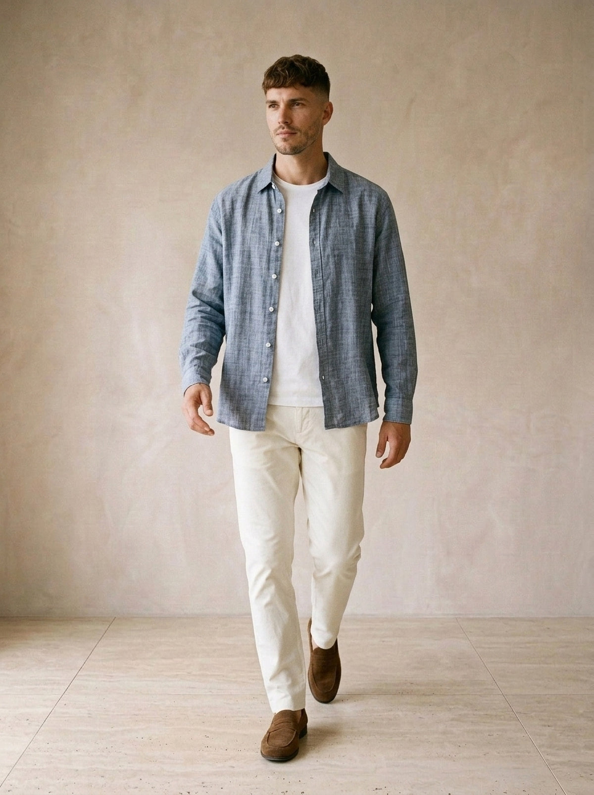 Azul | Camisa de linho Albarracín azul – corpo inteiro, modelo caminhando