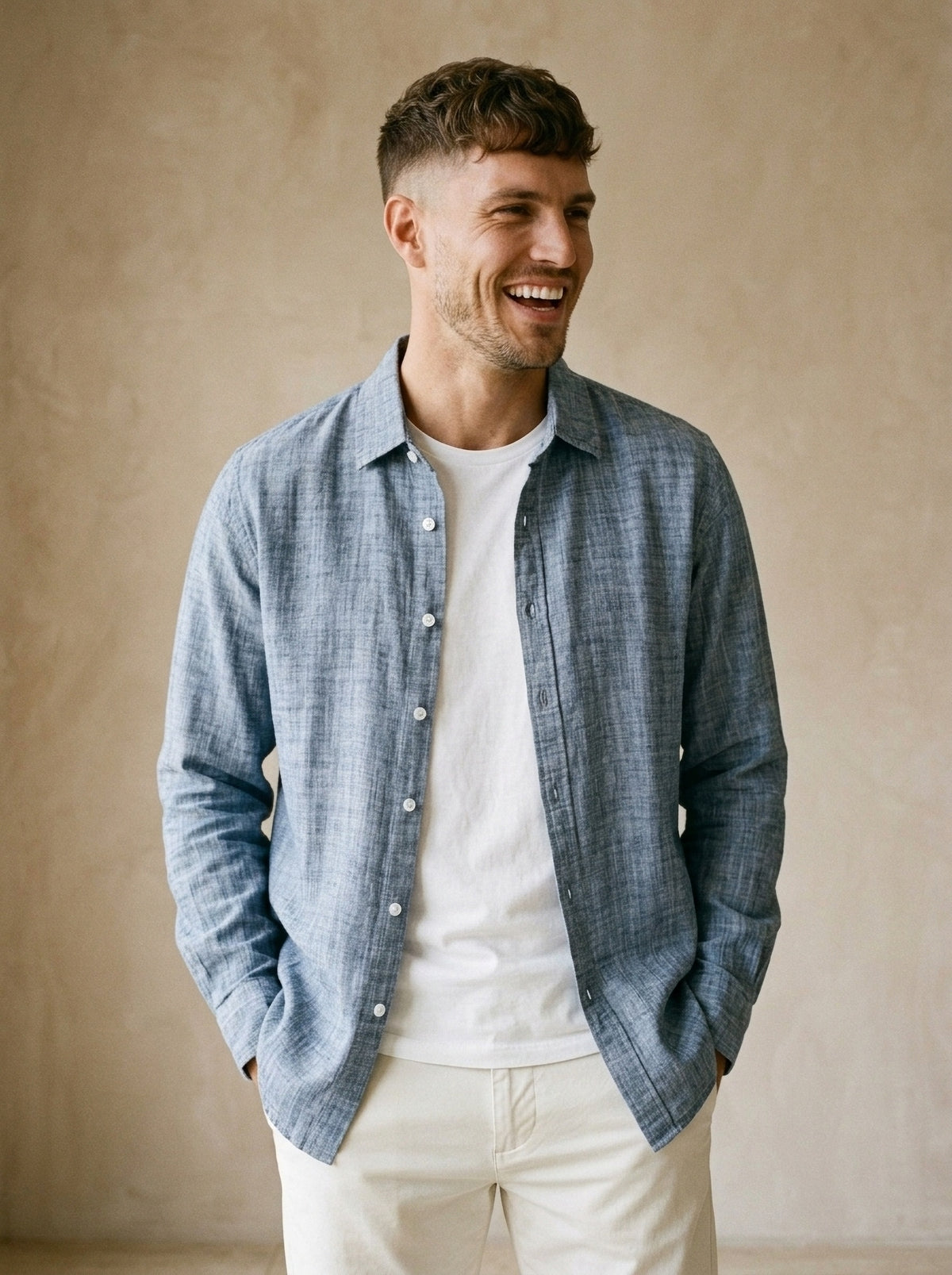 Azul | Camisa de linho Albarracín azul – modelo sorrindo, recorte médio