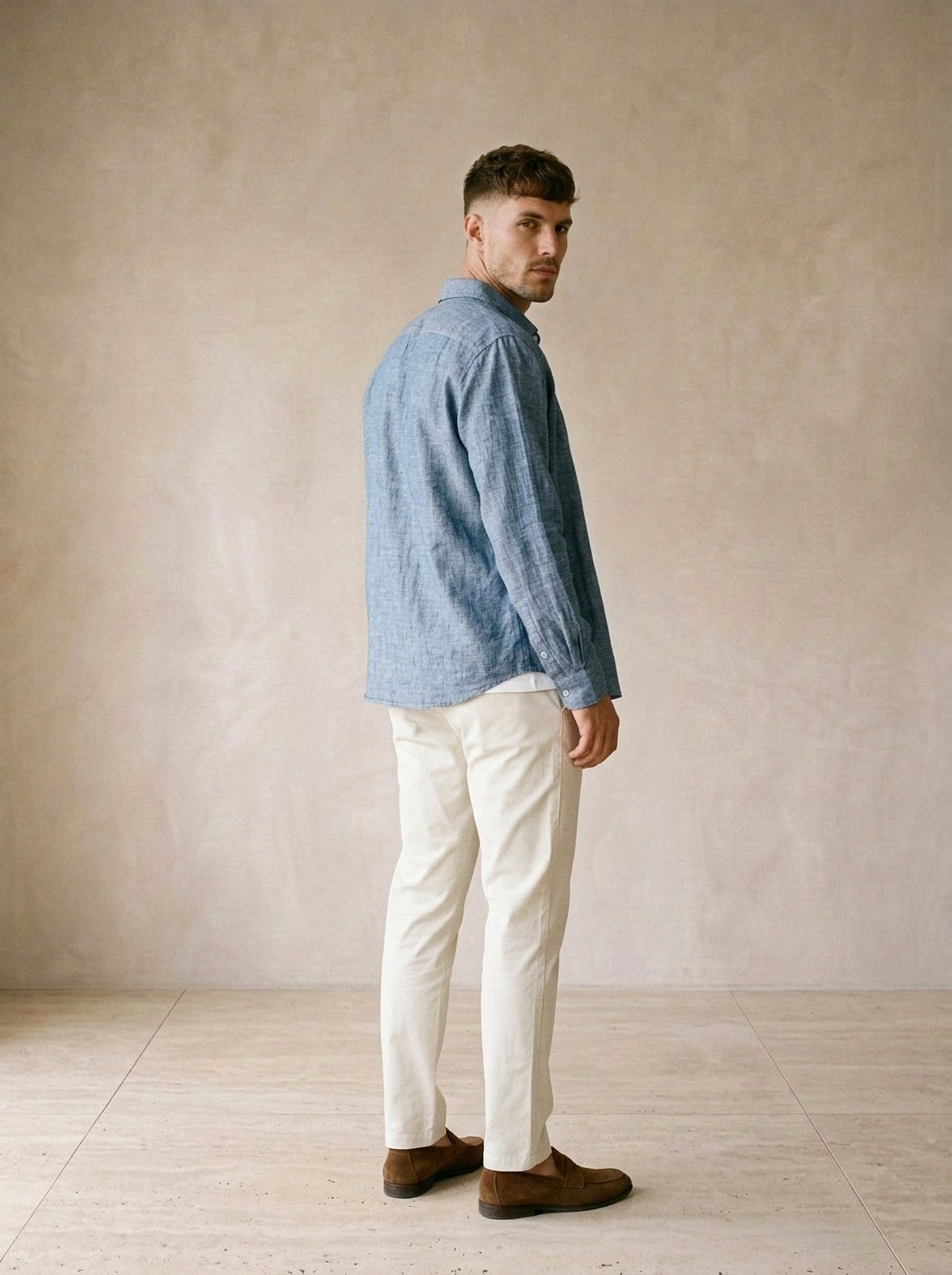 Azul | Camisa de linho Albarracín azul – costas, olhando por cima do ombro