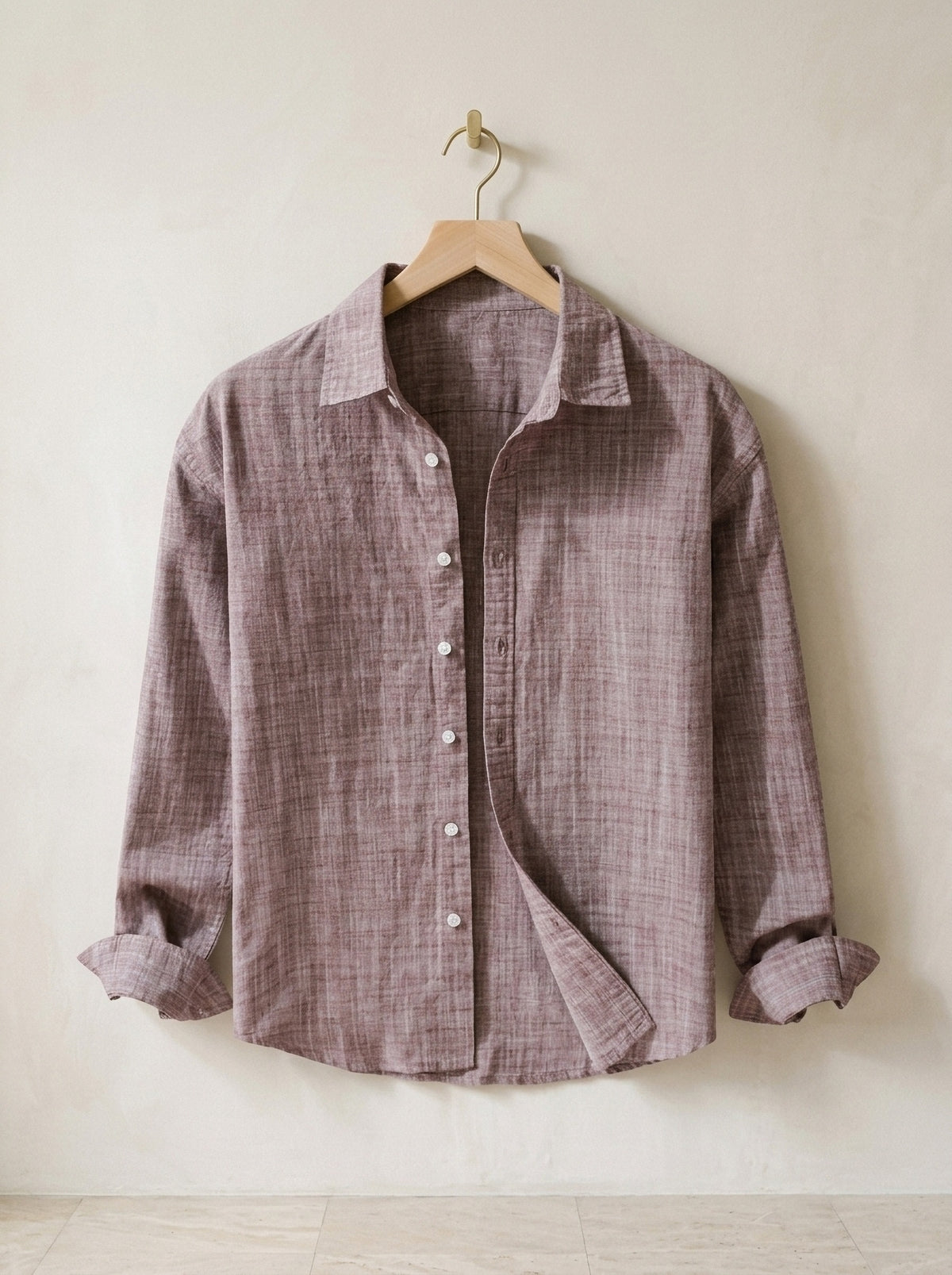 Vermelho | Camisa de linho Albarracín vermelho – peça sozinha, no cabide de madeira
