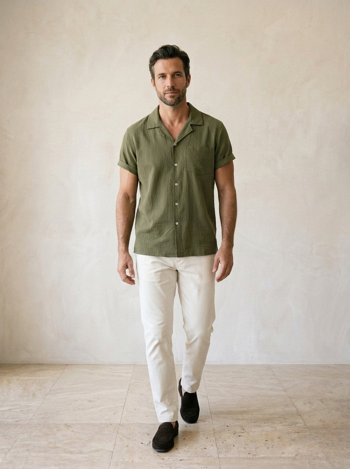 Verde | Camisa de algodão Albufeira verde – corpo inteiro, modelo caminhando