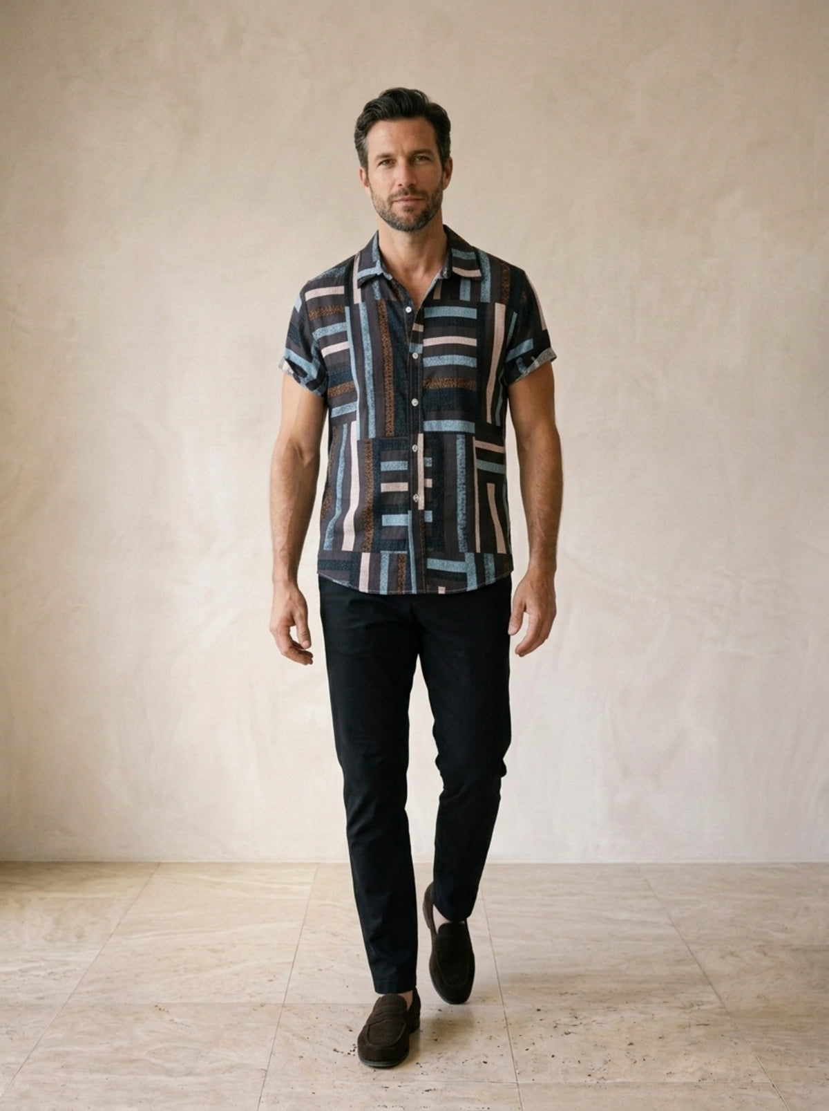 Azul | Camisa patchwork listrada Ålesund azul – corpo inteiro, modelo caminhando