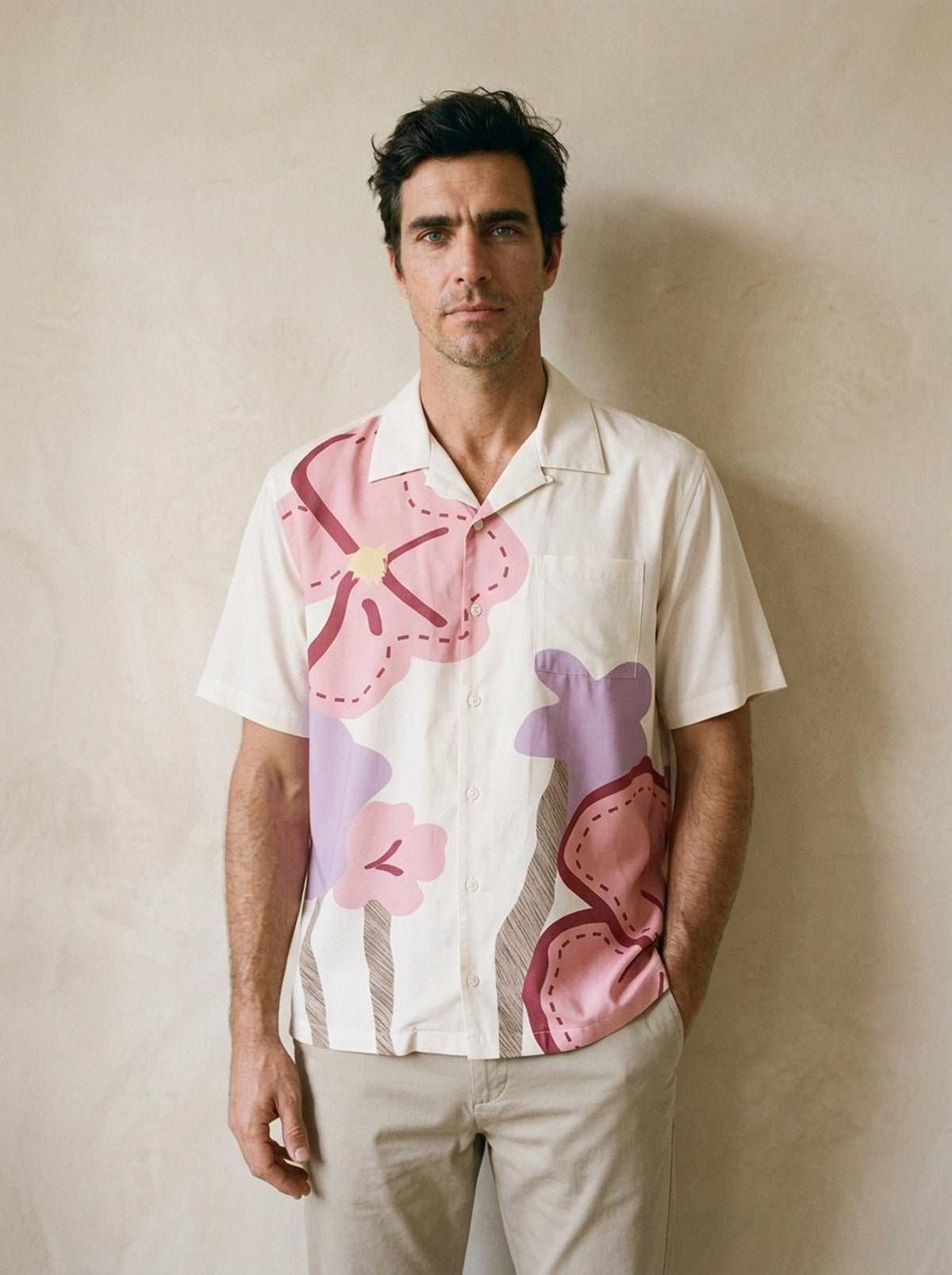 Camisa de flores pintadas Alicante – vista de frente, recorte próximo