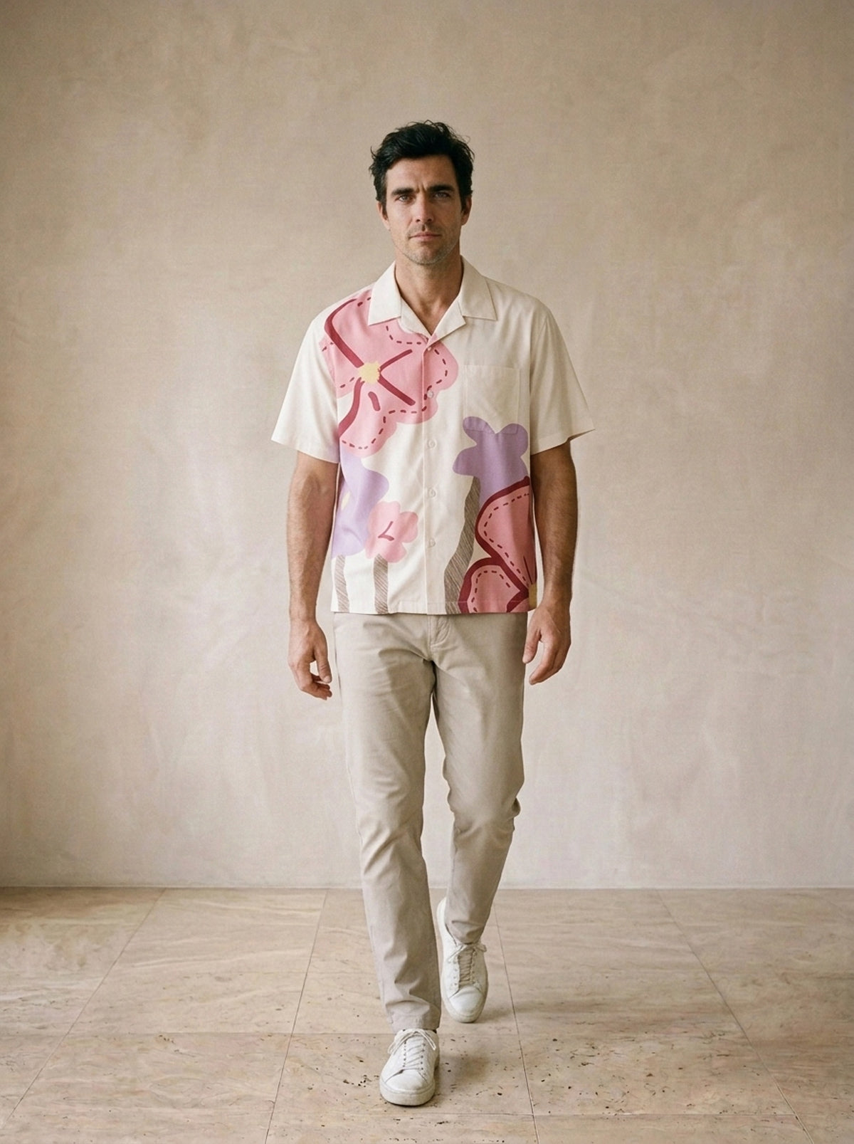 Camisa de flores pintadas Alicante – corpo inteiro, modelo caminhando