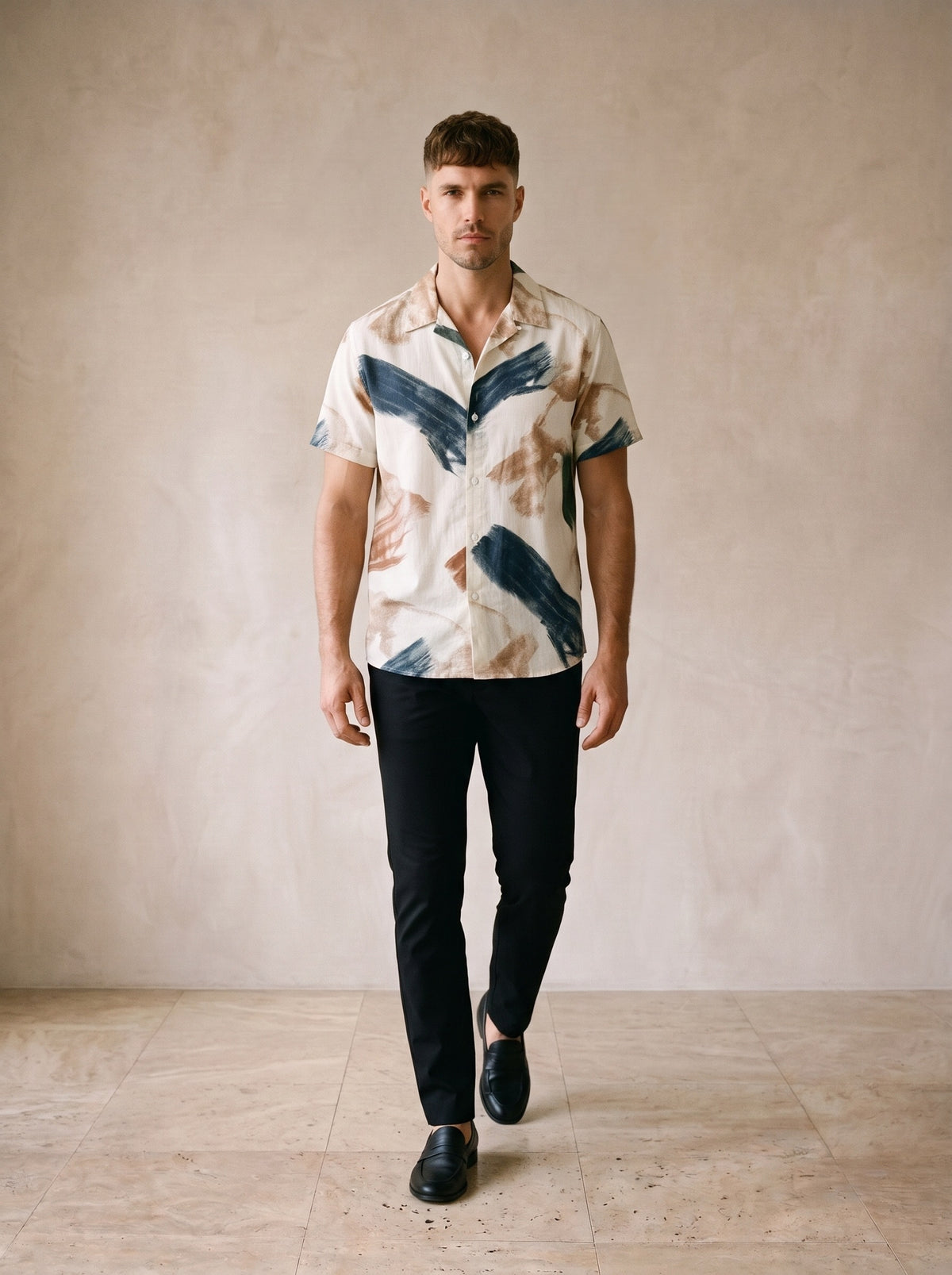 Camisa estampa de pinceladas Amalfi – corpo inteiro, modelo caminhando