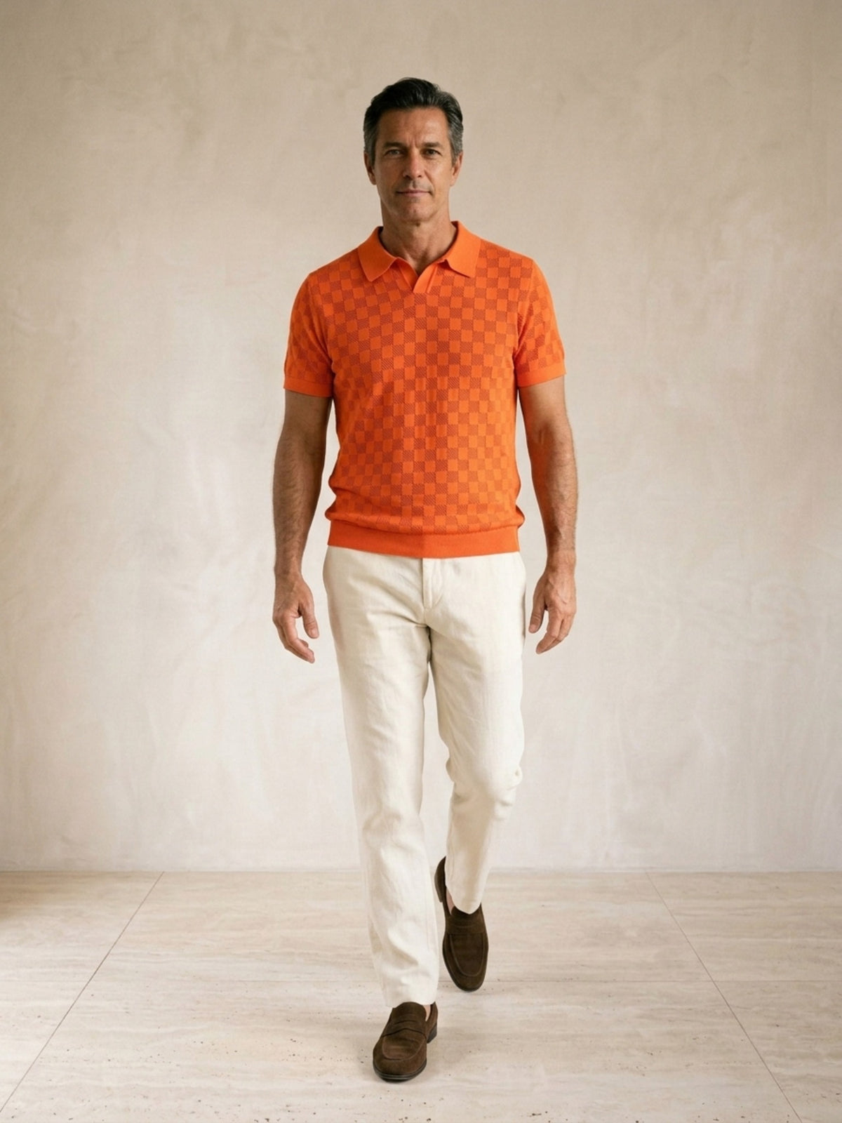 Laranja | Camisa polo de tricô slim Sartong Amboise laranja – corpo inteiro, modelo caminhando