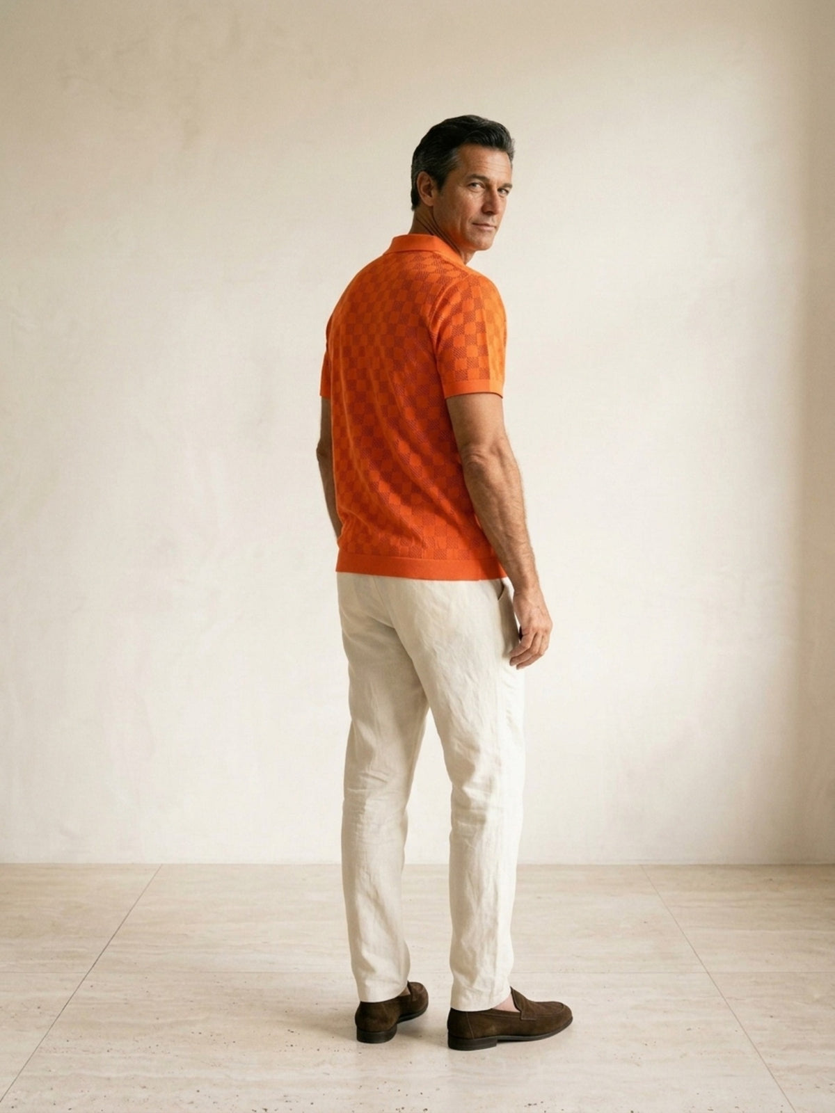 Laranja | Camisa polo de tricô slim Sartong Amboise laranja – costas, olhando por cima do ombro