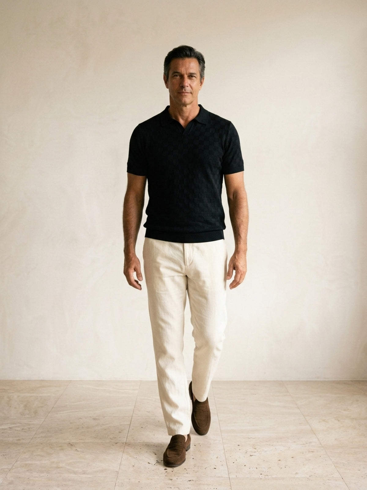 Preto | Camisa polo de tricô slim Sartong Amboise preto – modelo caminhando