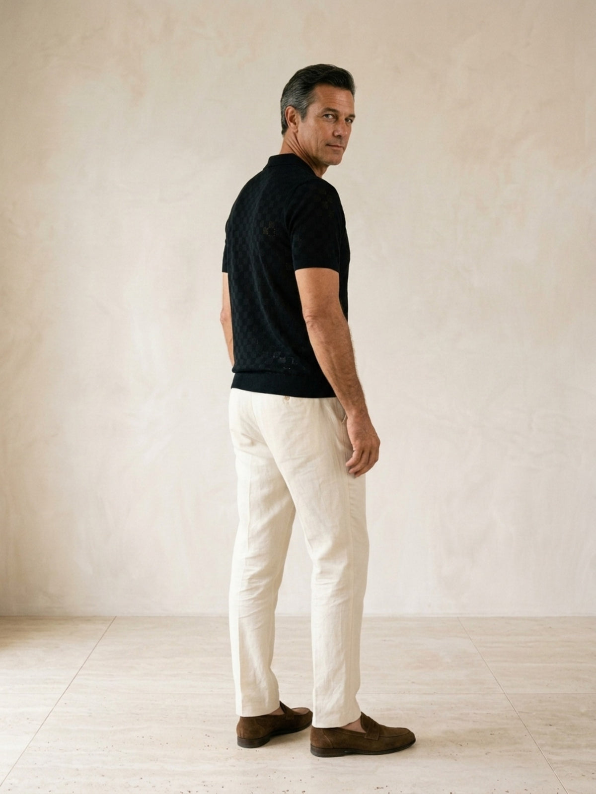 Preto | Camisa polo de tricô slim Sartong Amboise preto – costas, olhando por cima do ombro